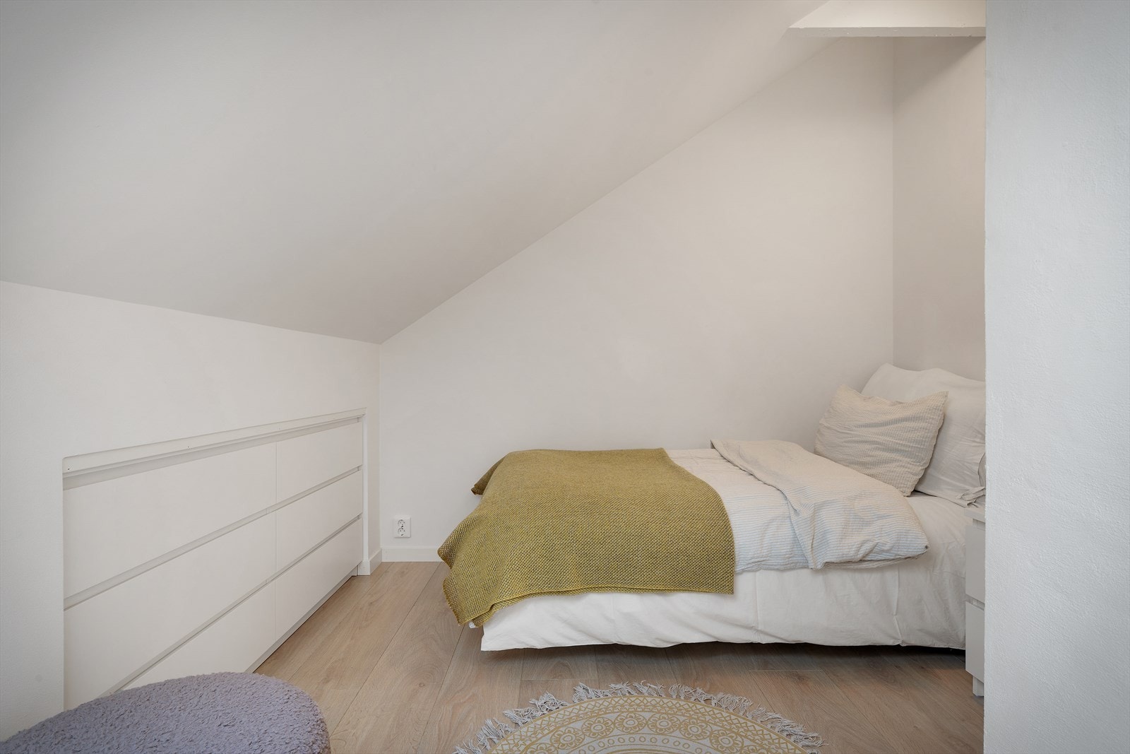 - Merk innebygde kommoder som gir mer plass til rommet - Galleribilde