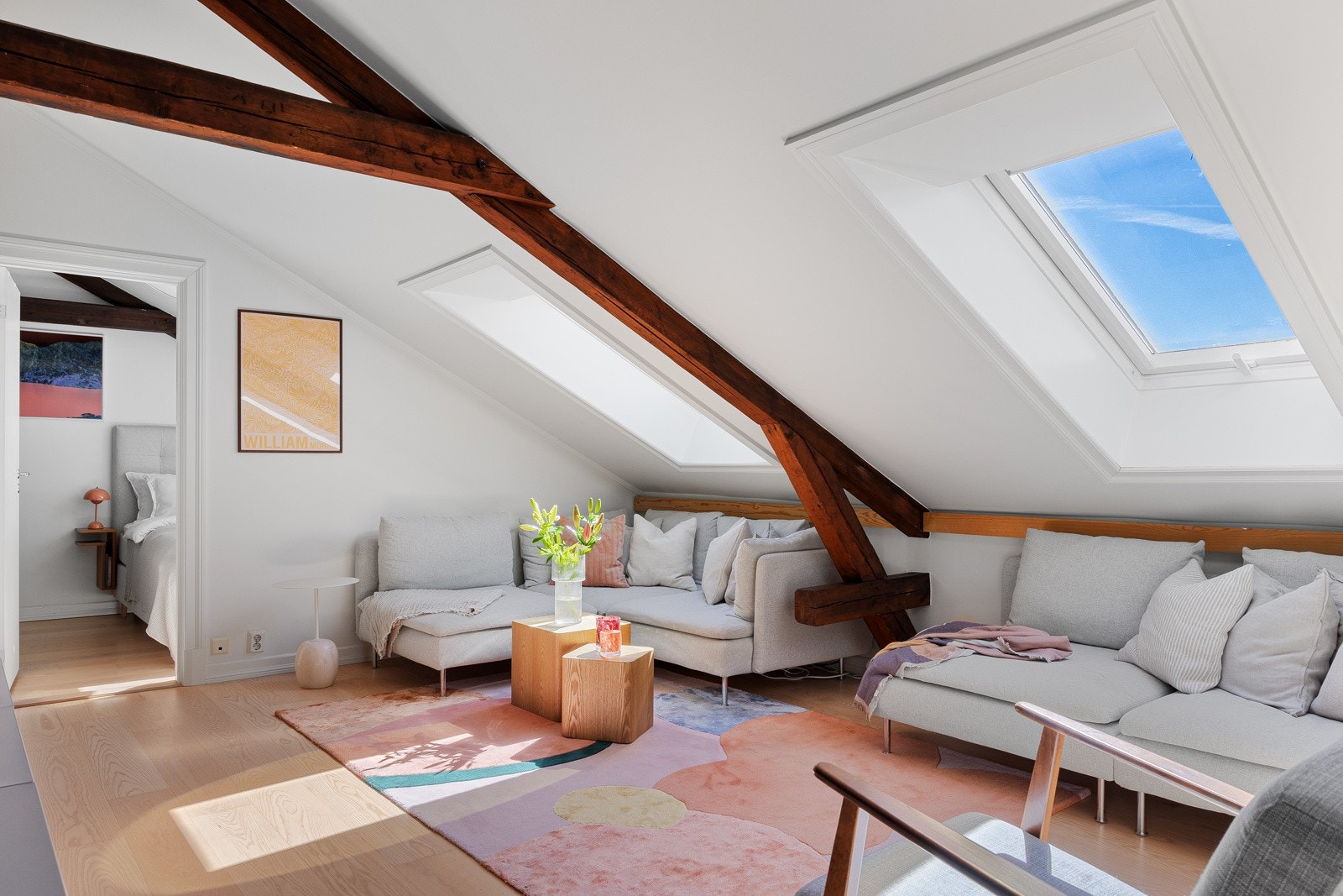 Stuen har store vindusflater som slipper inn rikelig med naturlig lys. Galleribilde