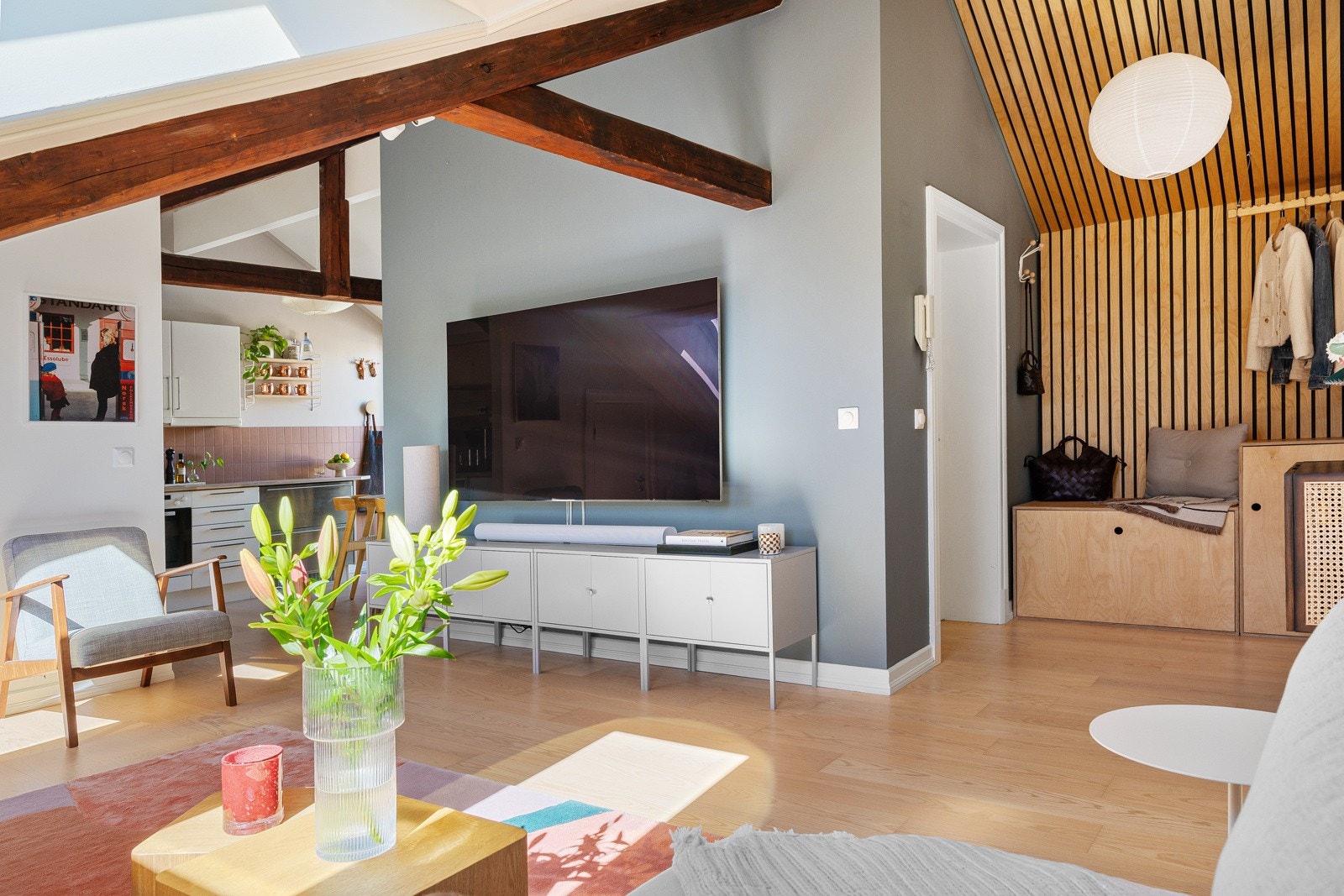 Stuen har sjarmerende takbjelker som gir karakter til rommet. Galleribilde