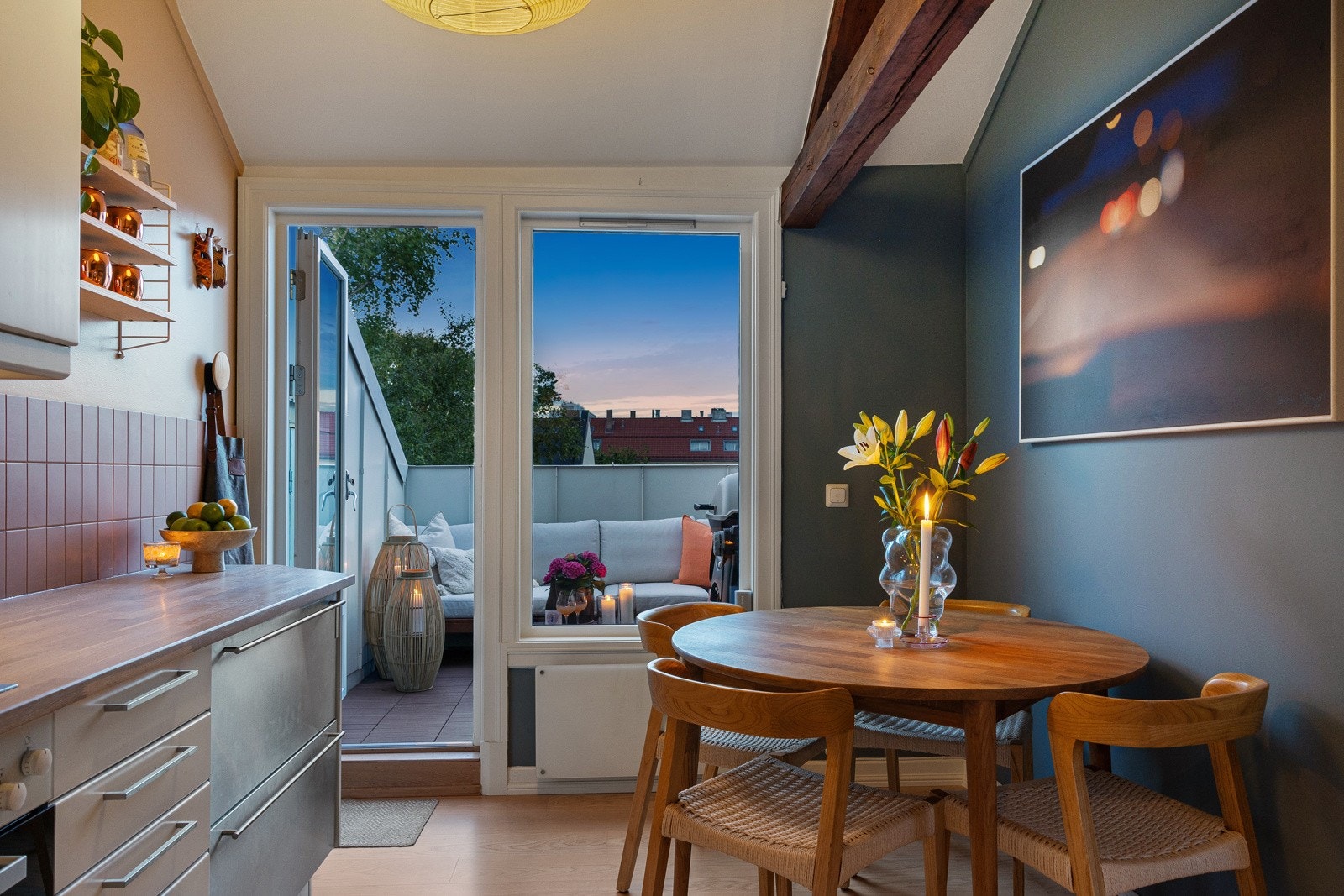 Hyggelig kjøkken med flott utsikt på dag- og kveldstid Galleribilde