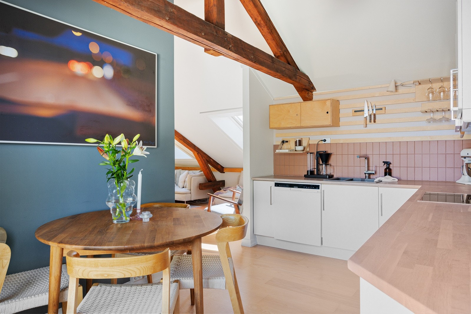 Kjøkkenet har plass til en hyggelig spisegruppe. Galleribilde