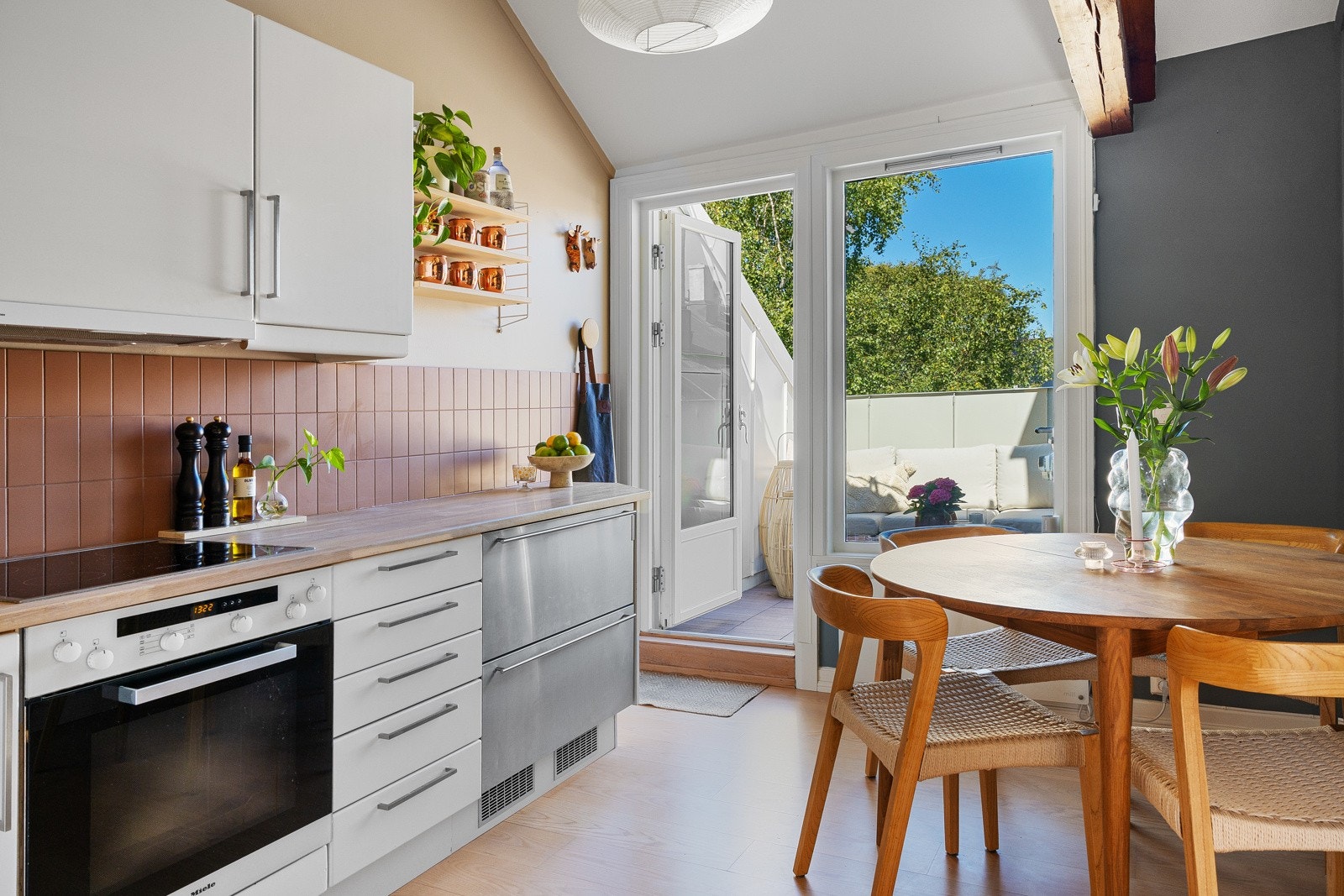 Romslig takterrasse på ca. 7 m² med direkte adkomst fra kjøkkenet. Galleribilde