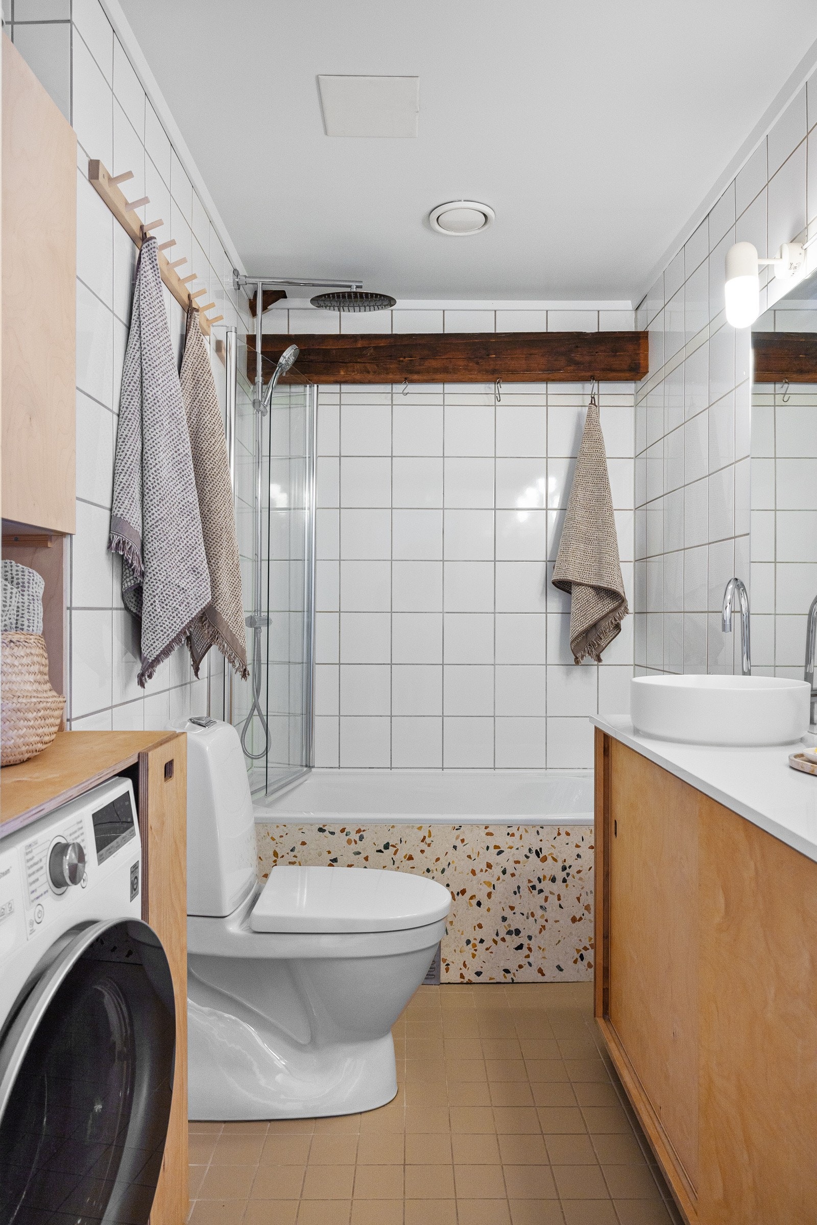 Badet er flislagt med varmekabler. Galleribilde