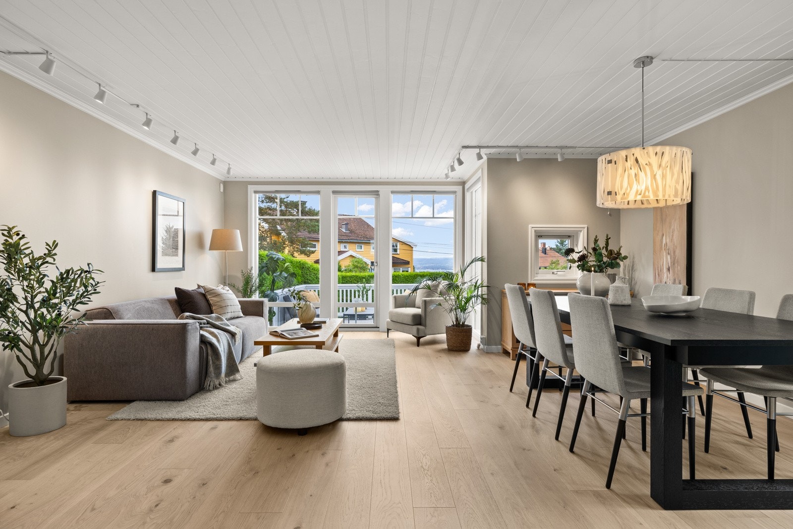 Stor og romslig stue med mye naturlig lysinnslipp Galleribilde