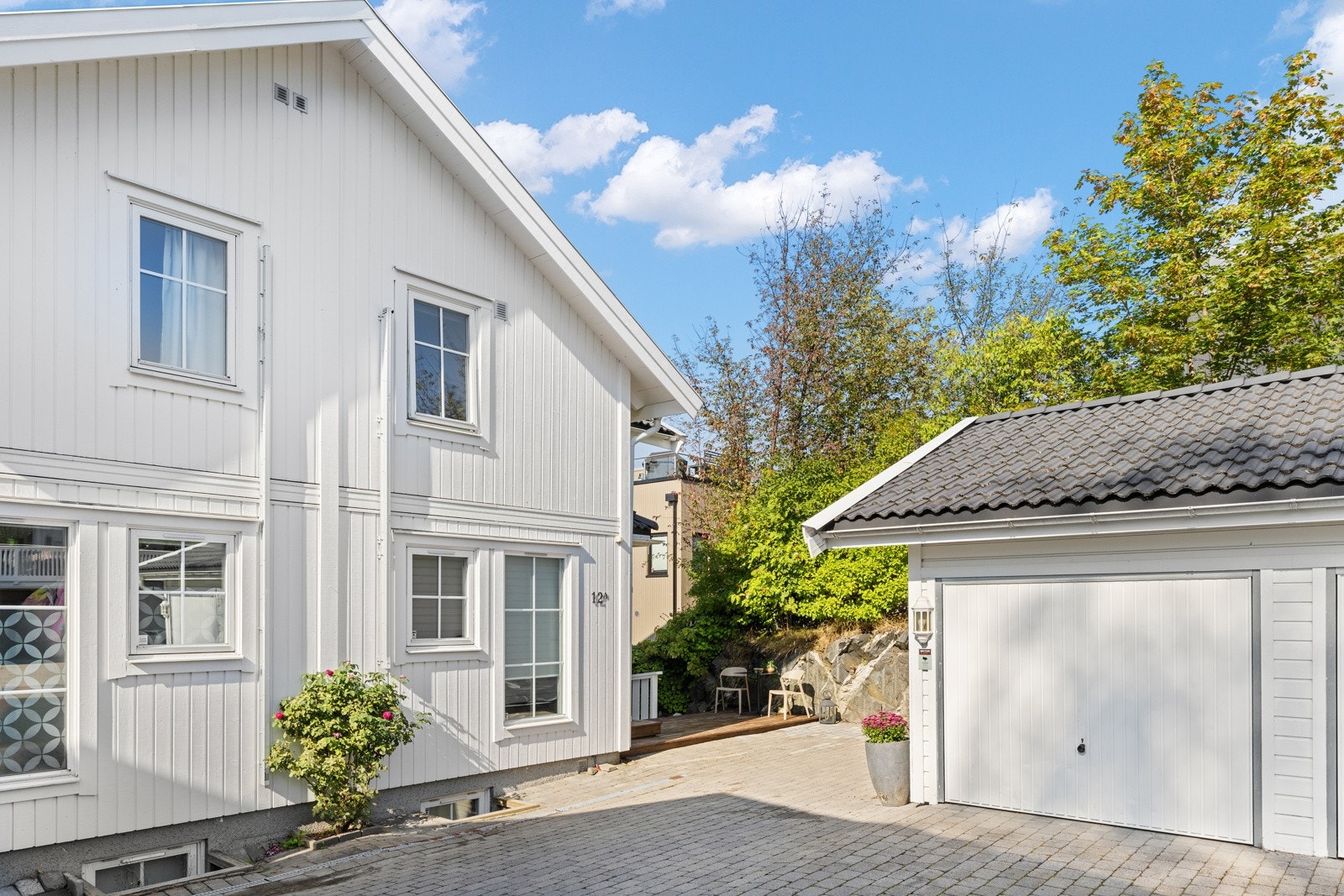 Garasje på ca. 14 m² samt én biloppstillingsplass. Ladestasjon for el-bil montert på garasjevegg. Galleribilde