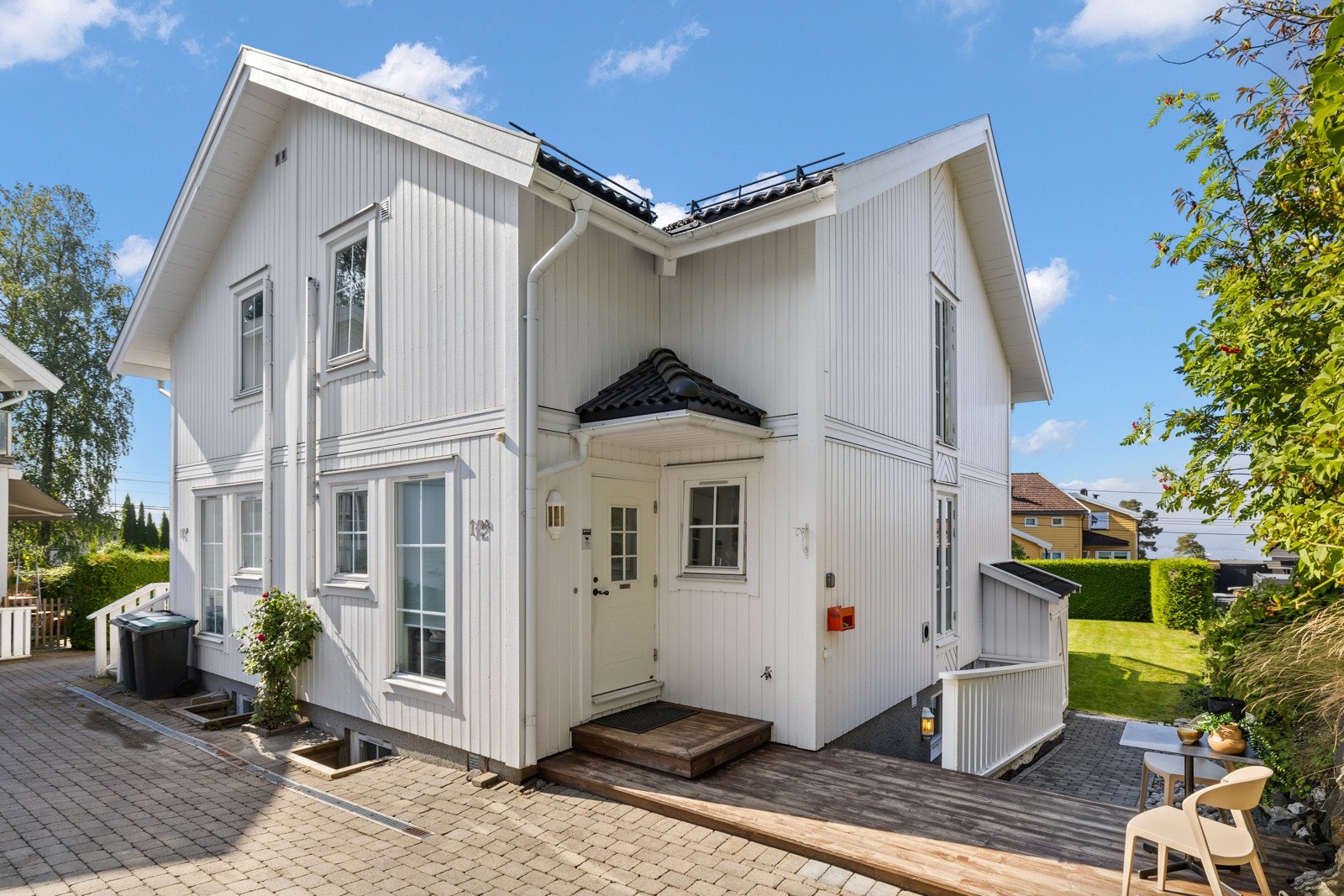 På nordsiden av boligen er det utvendig trapp ned til kjeller Galleribilde