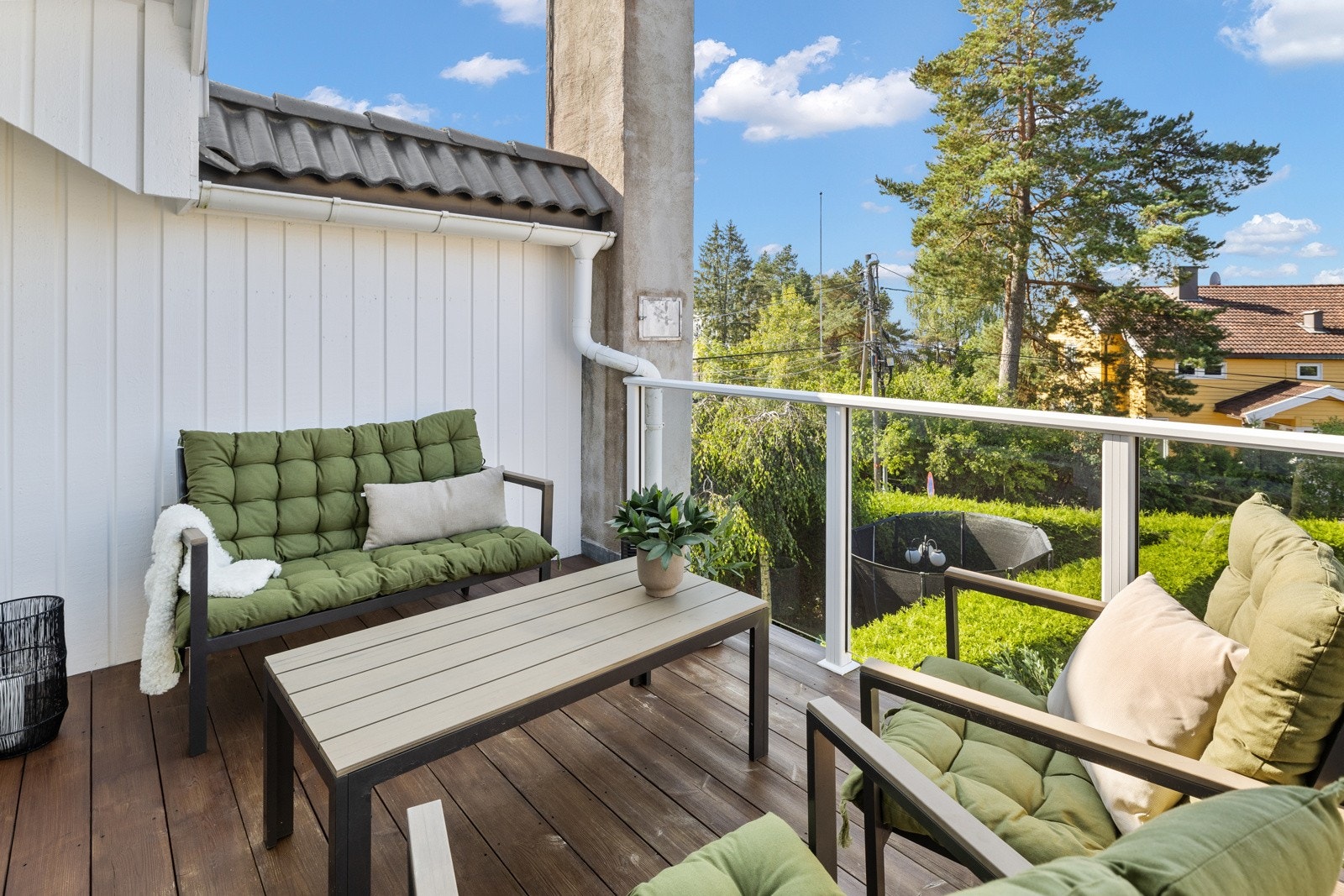 Vestvendt veranda på ca. 10 m² med fjordutsikt og kveldssol Galleribilde