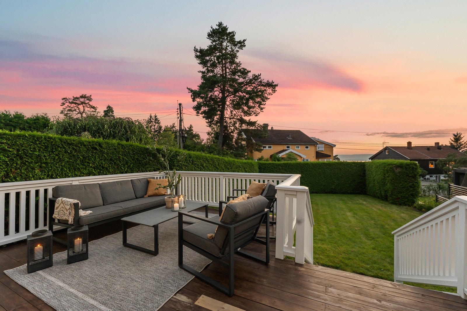 Vestvendt terrasse på ca. 22 m² med kveldssol og adkomst til idyllisk hage Galleribilde