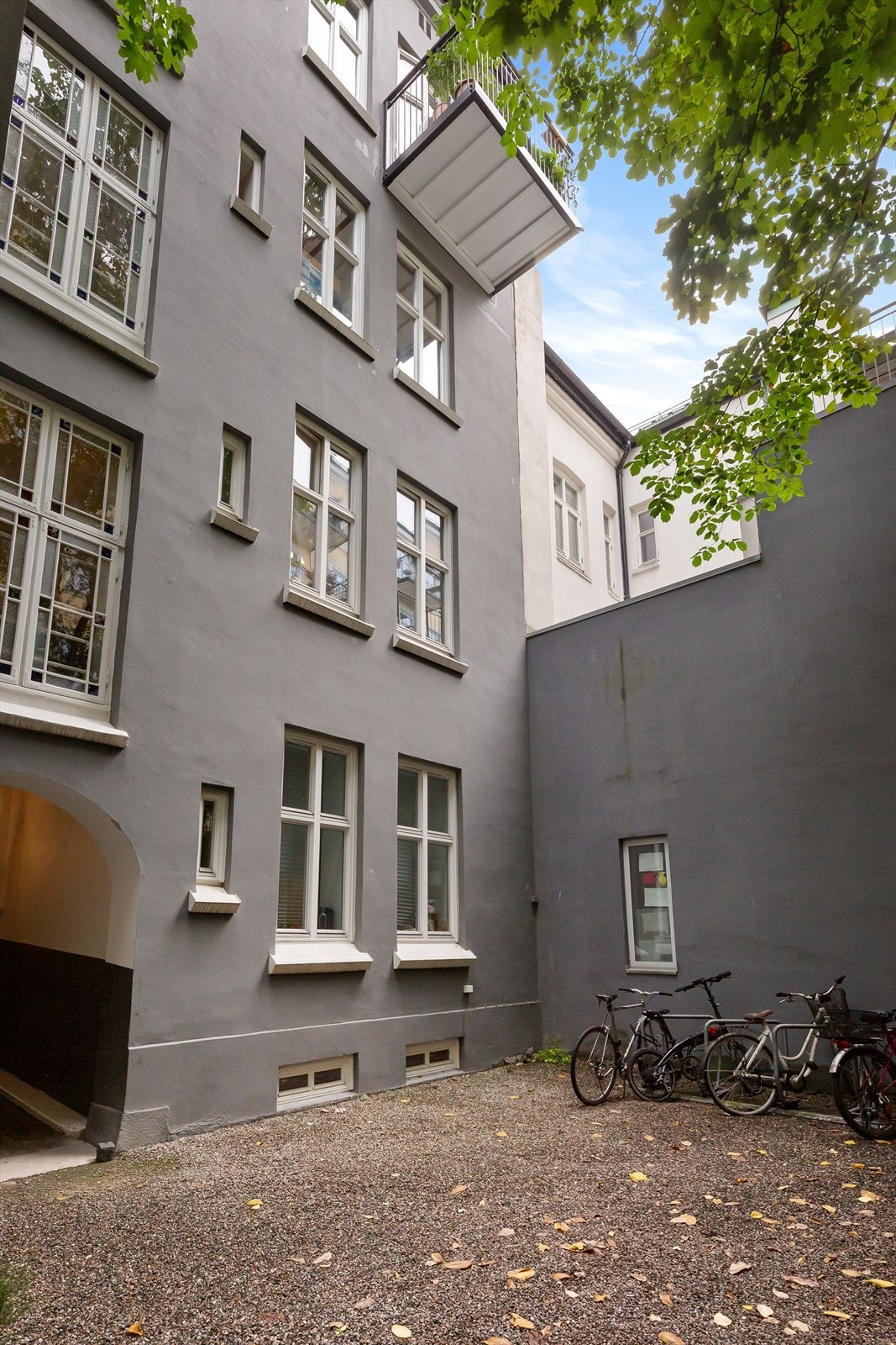 Sykkelparkering i bakgård Galleribilde