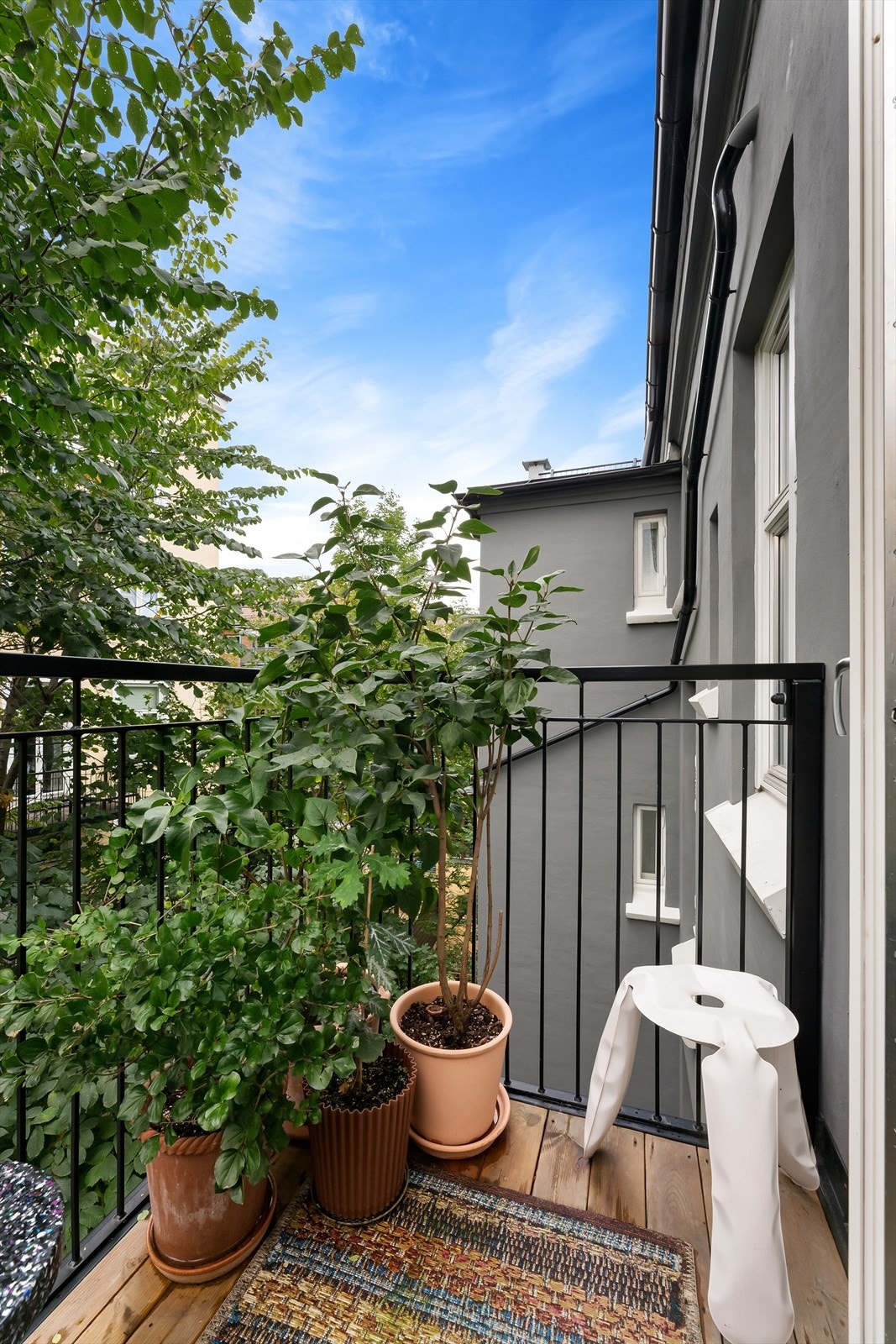 Balkongen er av nyere type og har plass til noe møblement, grill e.l. Galleribilde