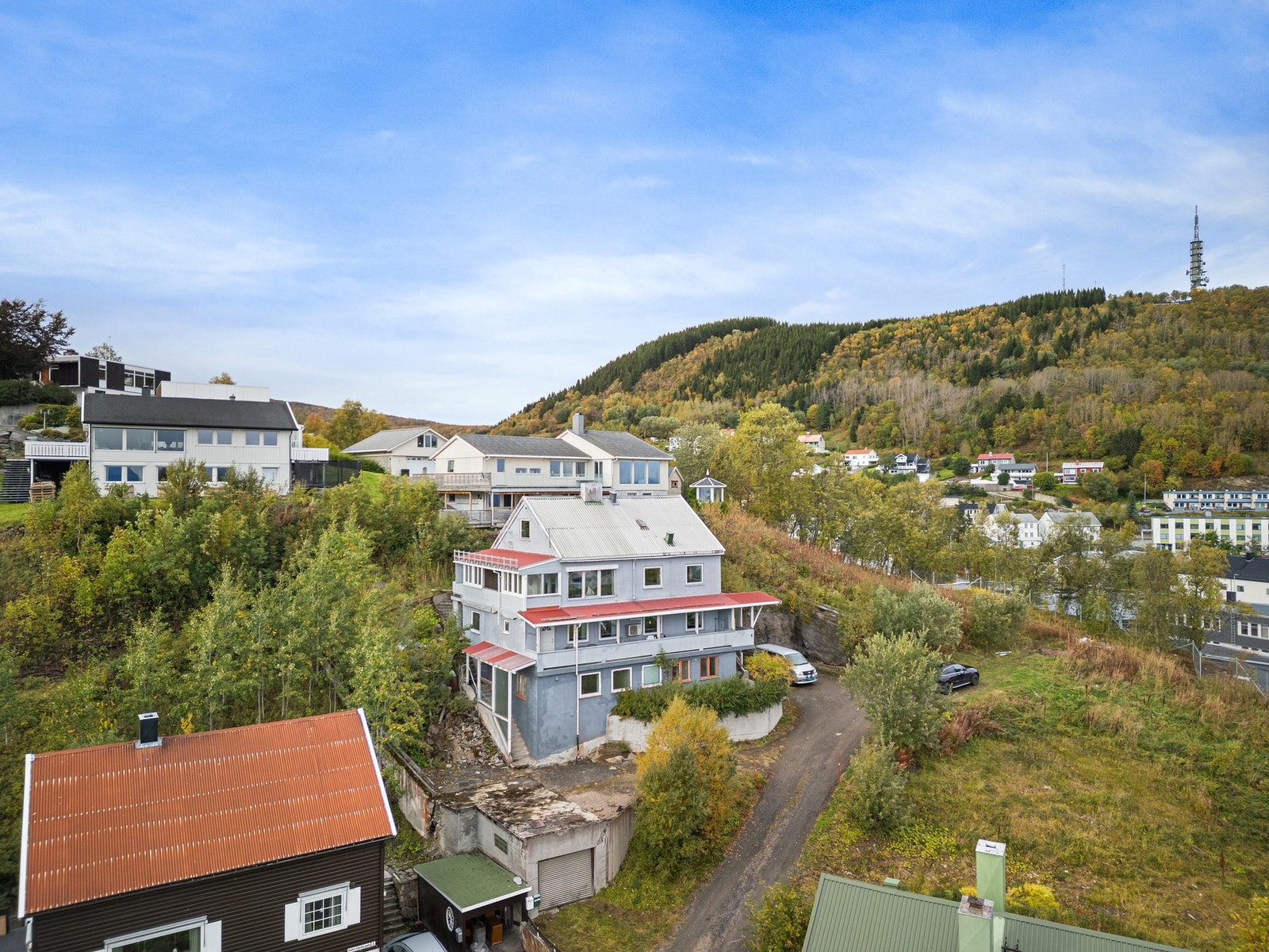 Boligen befinner seg innerst i en blindvei uten gjennomgangstrafikk Galleribilde