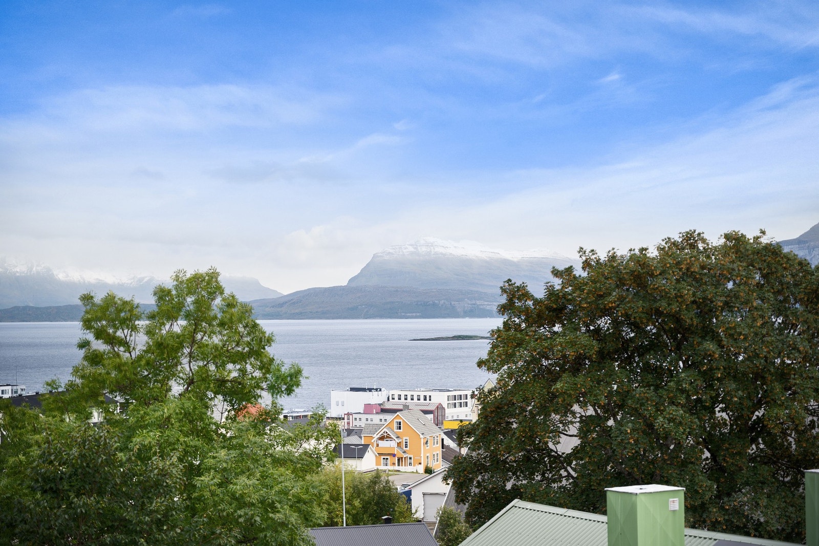 Eiendom med fantastisk beliggenhet - meget sentralt og nydelig utsikt! Galleribilde