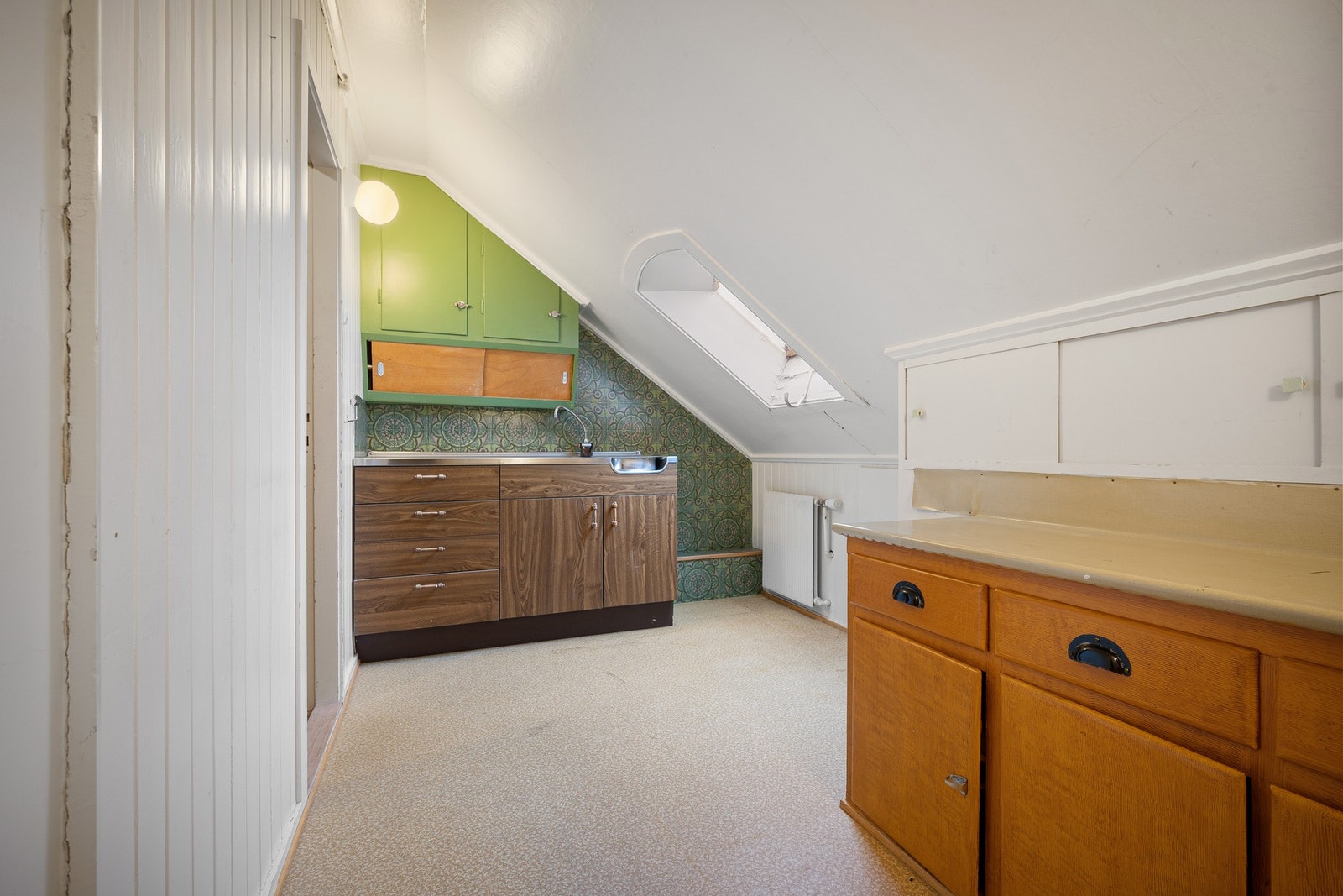 På loftet er det både kjøkken, wc og to soverom - med renovering kan dette gjøres til hybel Galleribilde