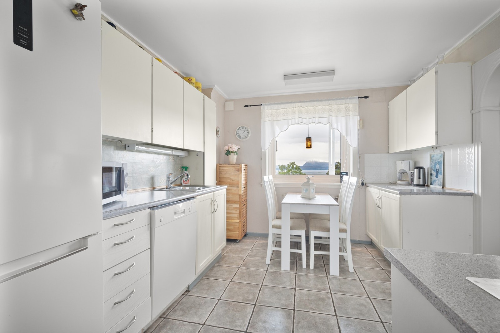 Lyst og trivelig med innslipp av naturlig lys gjennom vindu Galleribilde