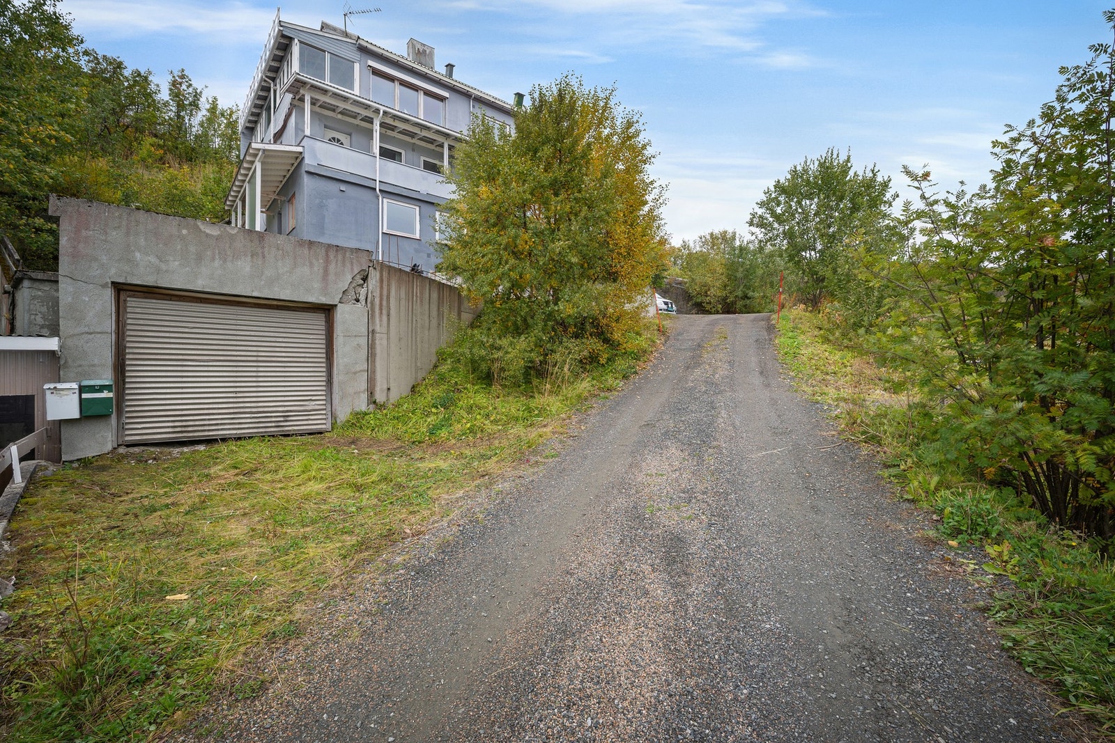Parkeringsplass både i garasje og på egen gruset gårdsplass Galleribilde
