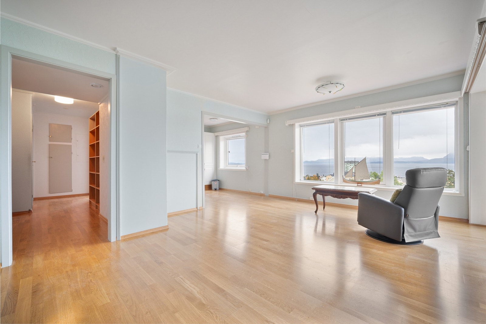 Vindusflatene strekker seg nesten over hele veggen og sørger for mye naturlig lys og en nydelig utsikt Galleribilde