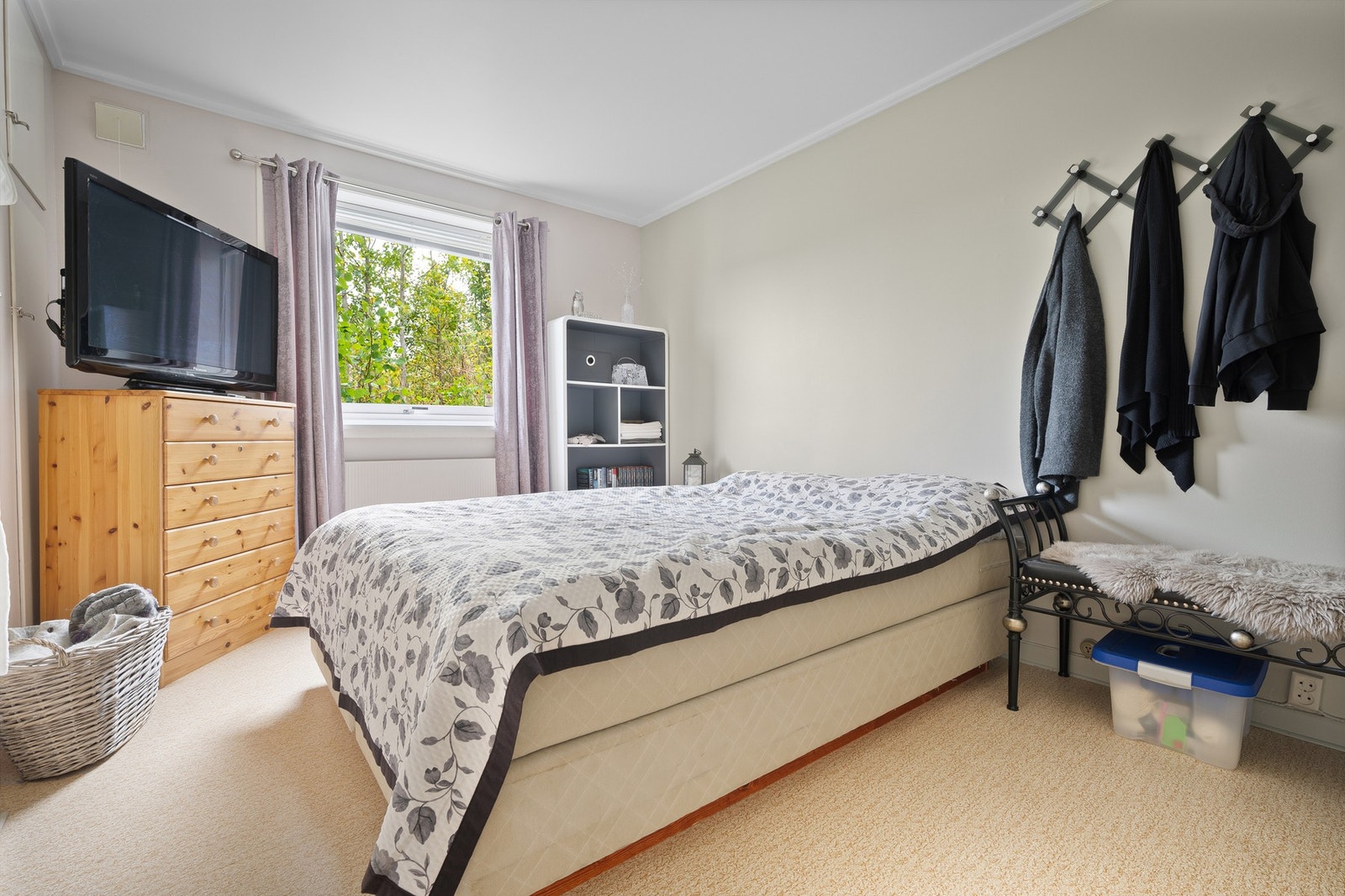 Soverom nr 1 - med plass til dobbeltseng og ønsket garderobeløsning Galleribilde