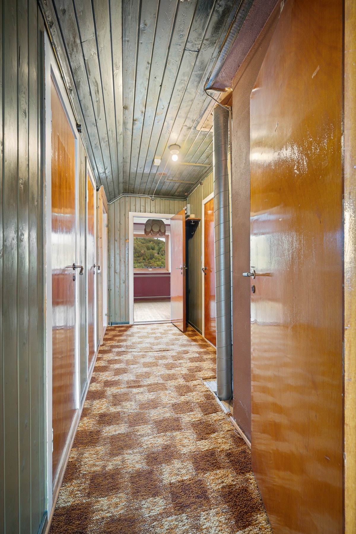 Gang på loft med mye bodareal på sidene Galleribilde