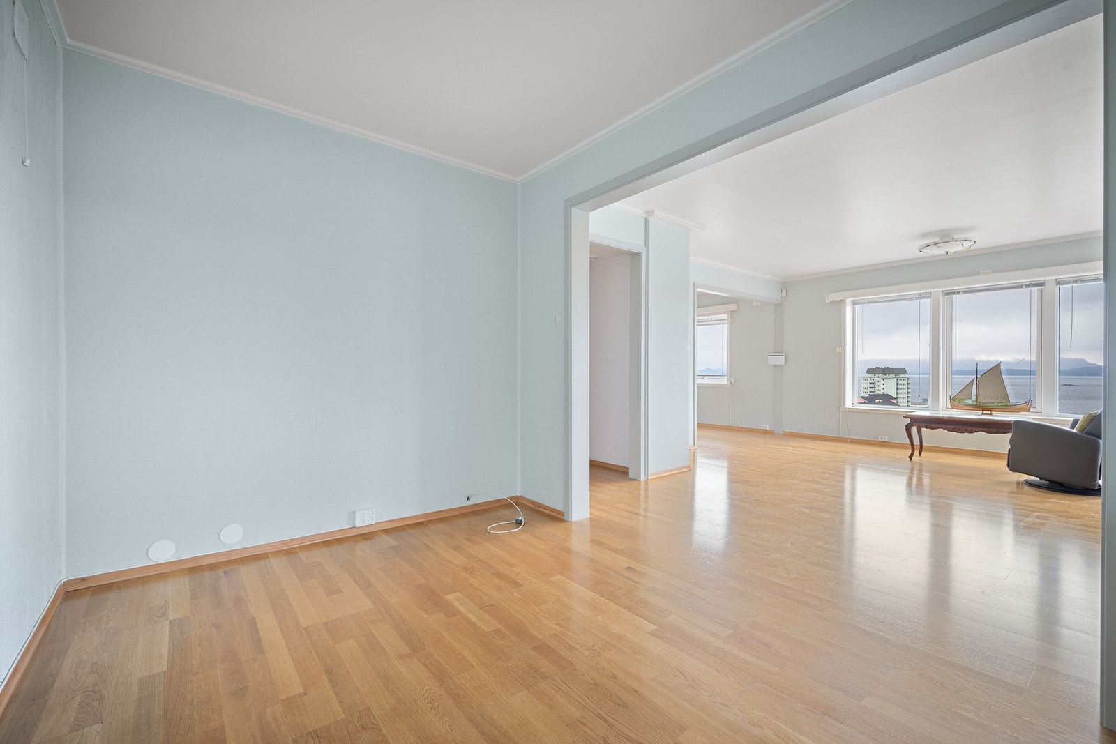 I stuen har du god plass til både sofagruppe og spisestue Galleribilde