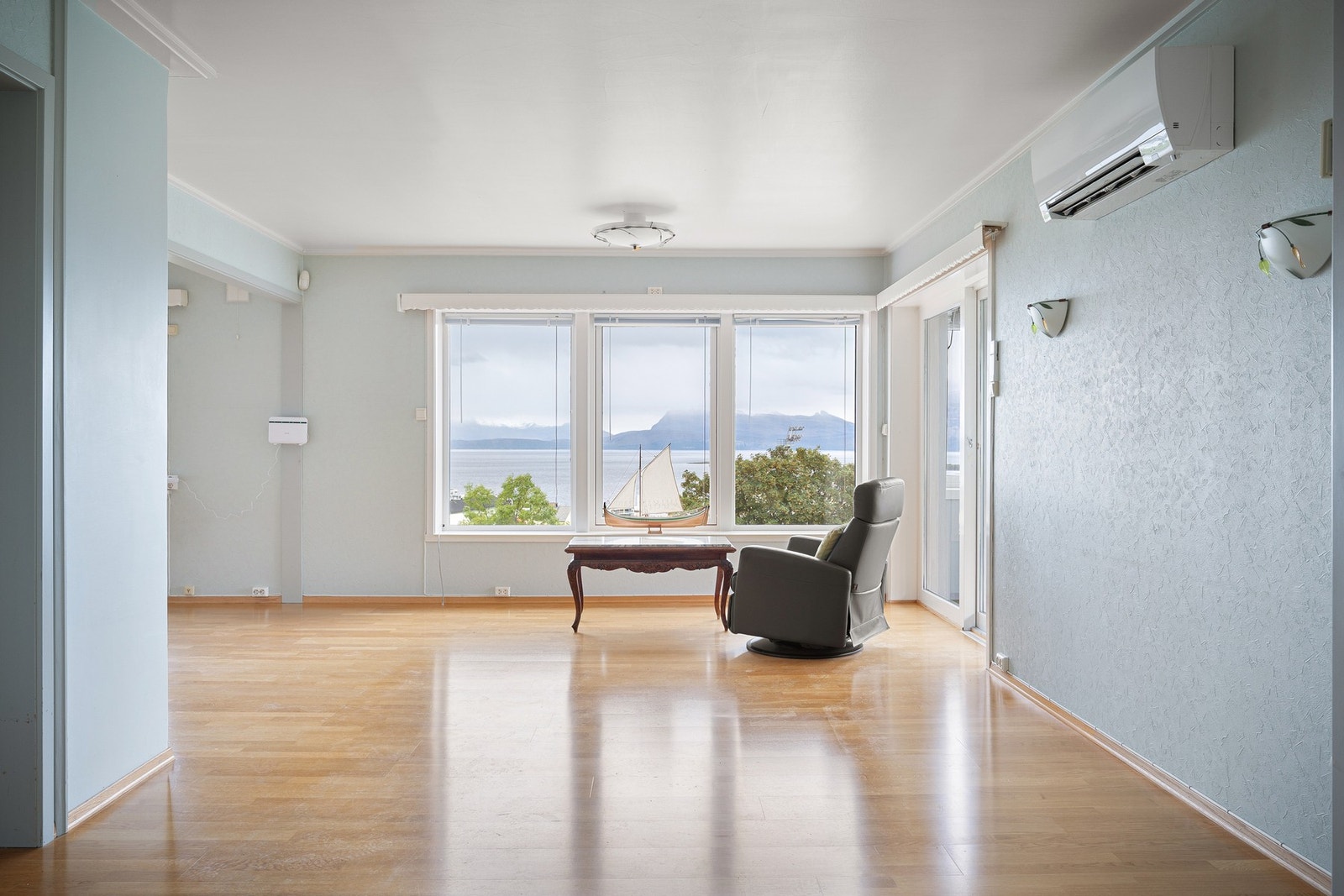 Lys og delikat stue som har behagelig oppvarming med veggmontert varmepumpe Galleribilde