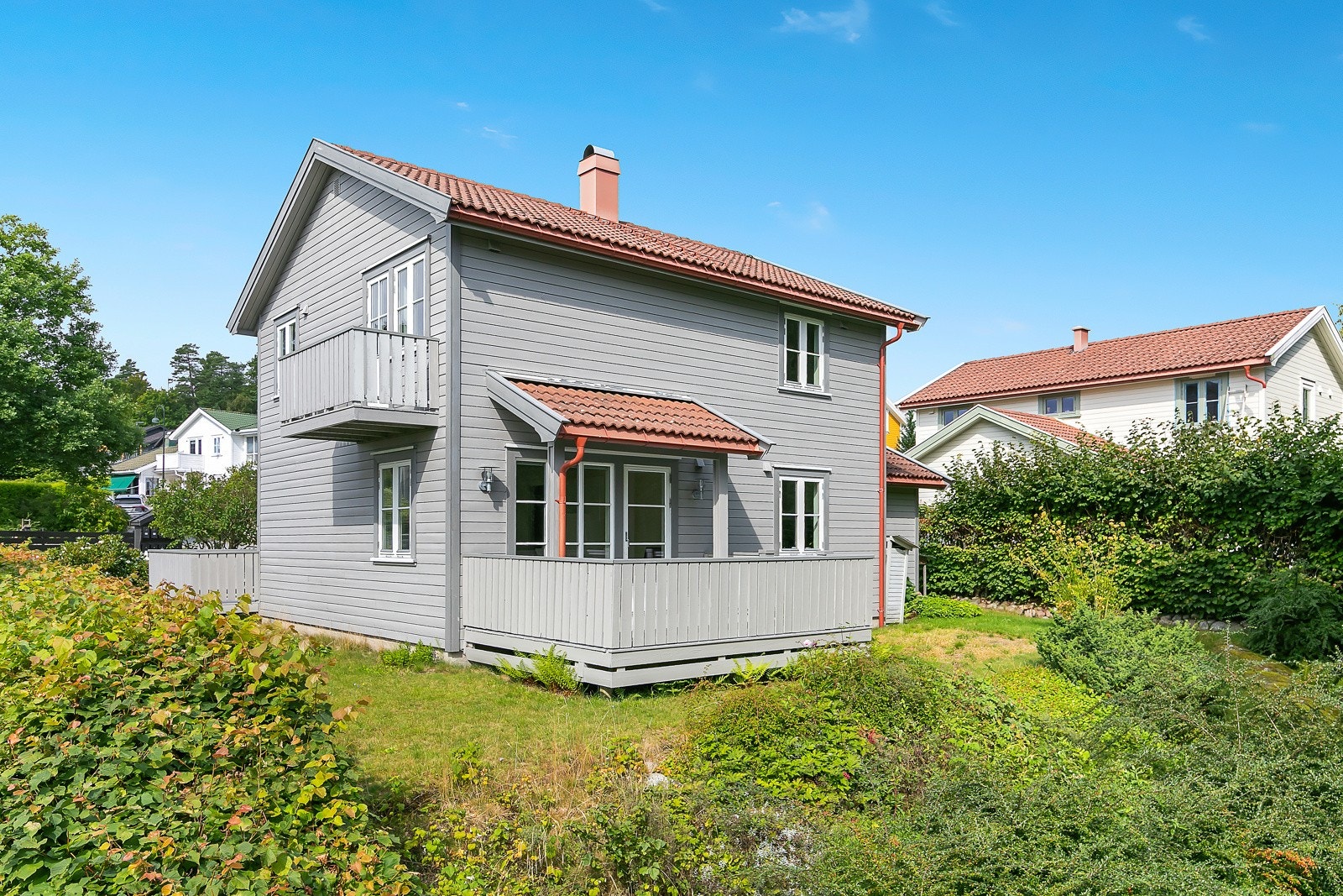 Det er fine uteplasser på flere sider av boligen. Galleribilde