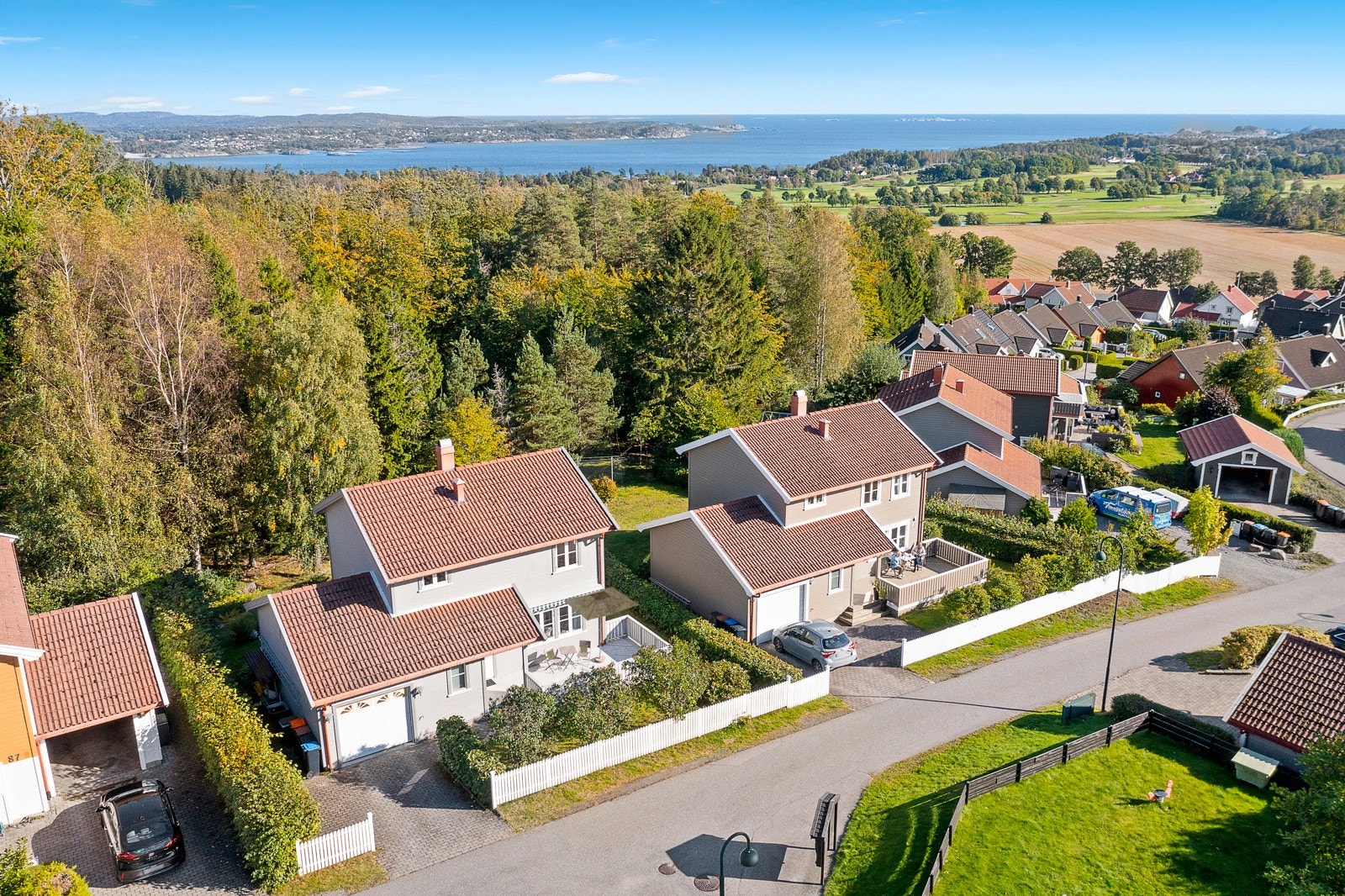 Boligen ligger fint til i et etablert borettslag i rolige omgivelser på populære Tveteneåsen. Galleribilde