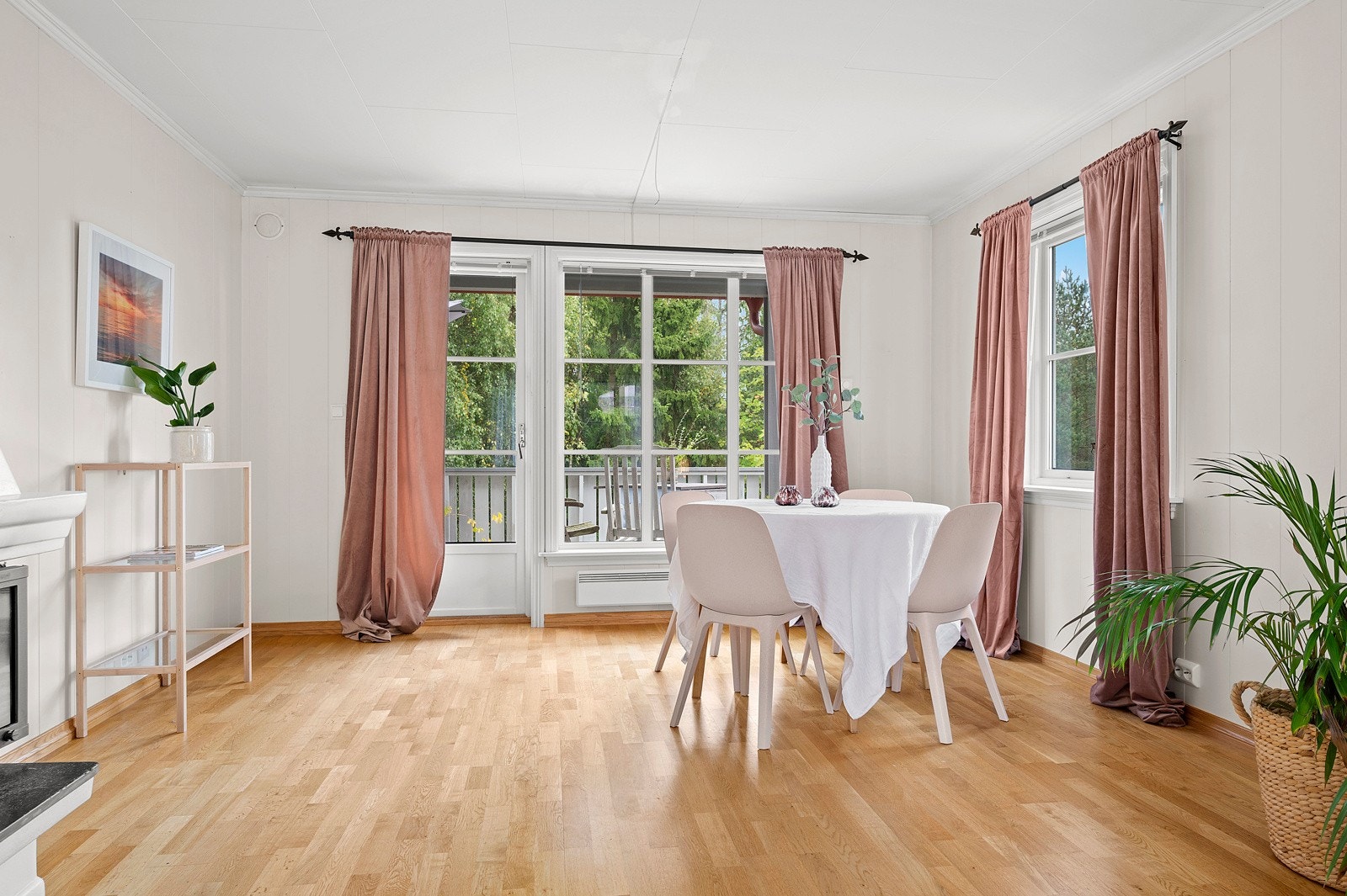 Fra stua er det også utgang til en fin terrasse. Galleribilde