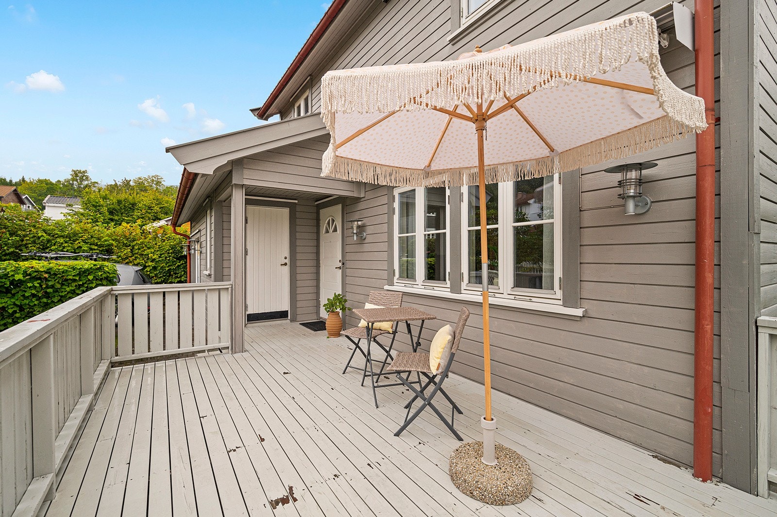 Ved boligens inngangsparti er det vestvendt terrasse og en utebod som er super for ekstra oppbevaring. Galleribilde