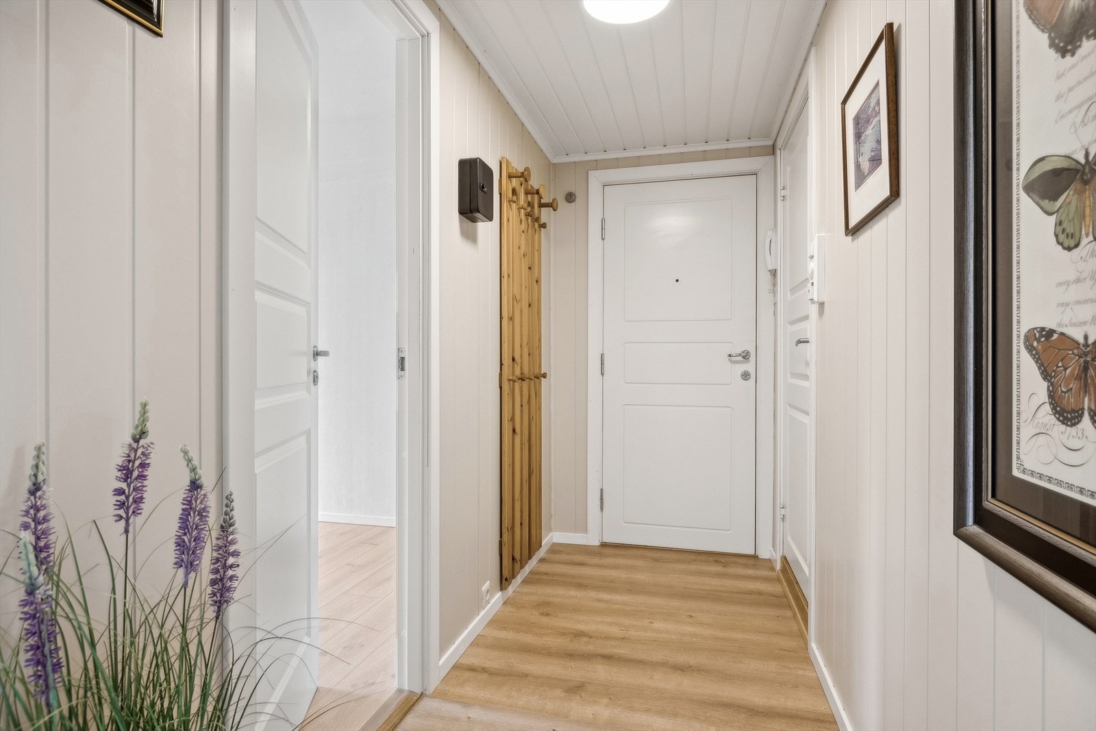 Entré med helt nytt gulv som gir leiligheten nytt liv Galleribilde