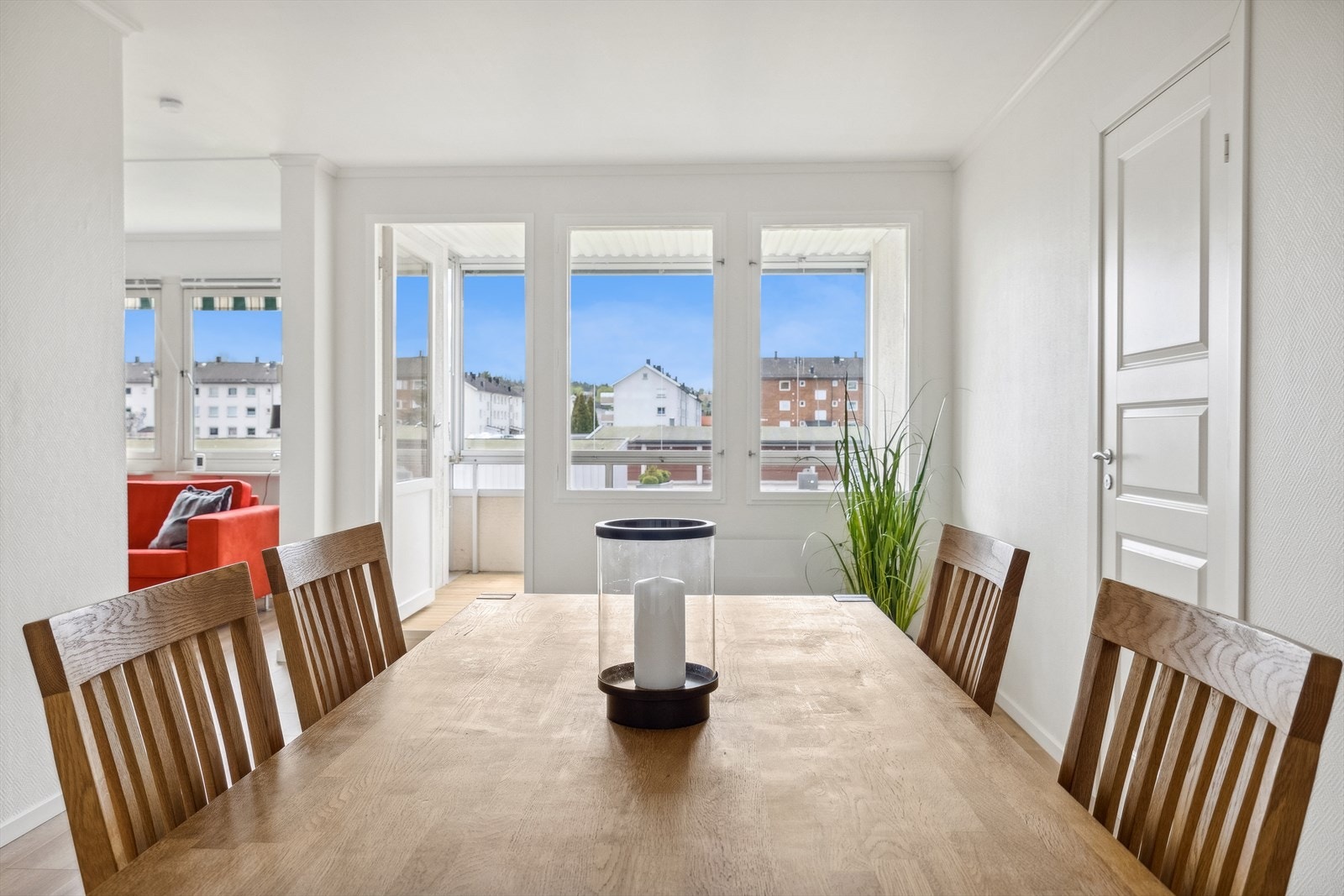 Spisestue med store vinduer som gir mye sol og rikelig med naturlig lys Galleribilde