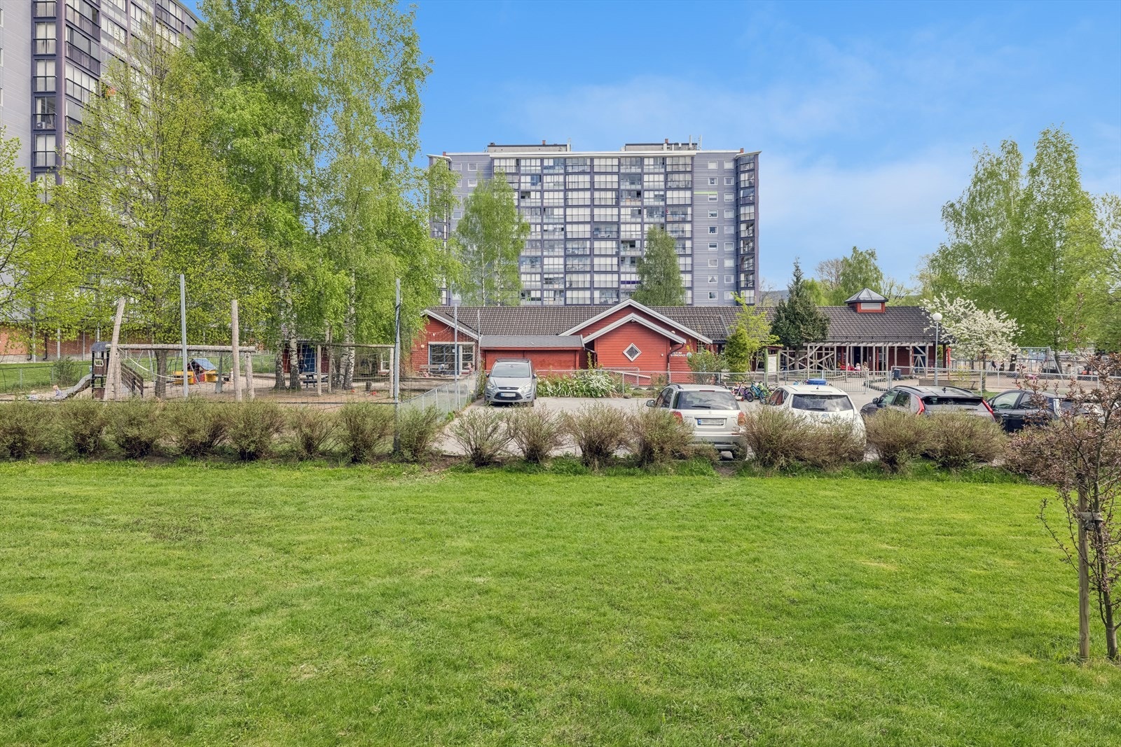 Barnehage ligger i nærområde som gjør levering av bar til en lek Galleribilde