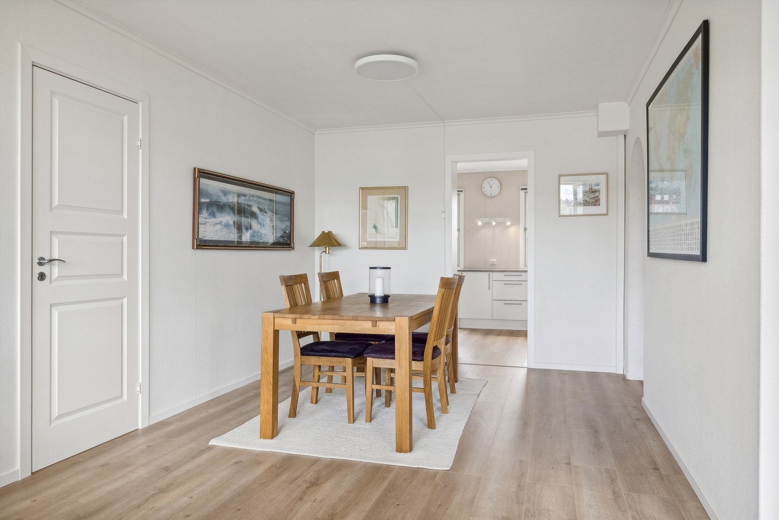 Stor spisestue med god plass for gjester Galleribilde