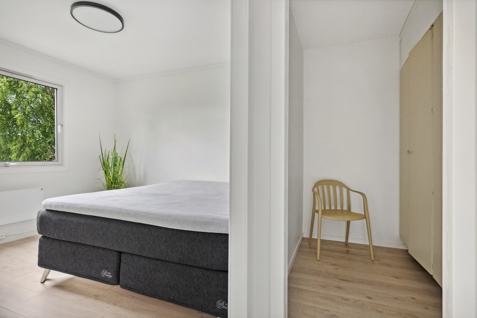 Leiligheten har tre romslige soverom med god plass for dobbeltseng i alle rommene. Soverom l har eget walk inn Galleribilde