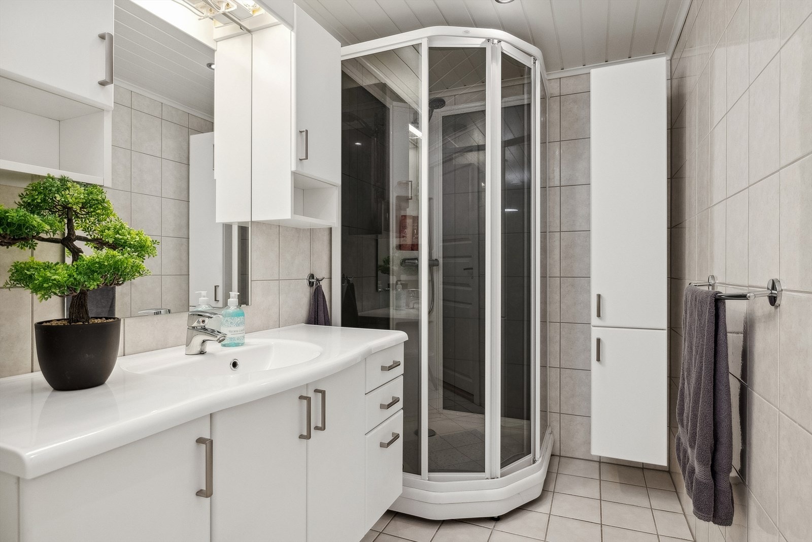 Badet er godt belyst med både spotter i himling og lys fra overskapet Galleribilde