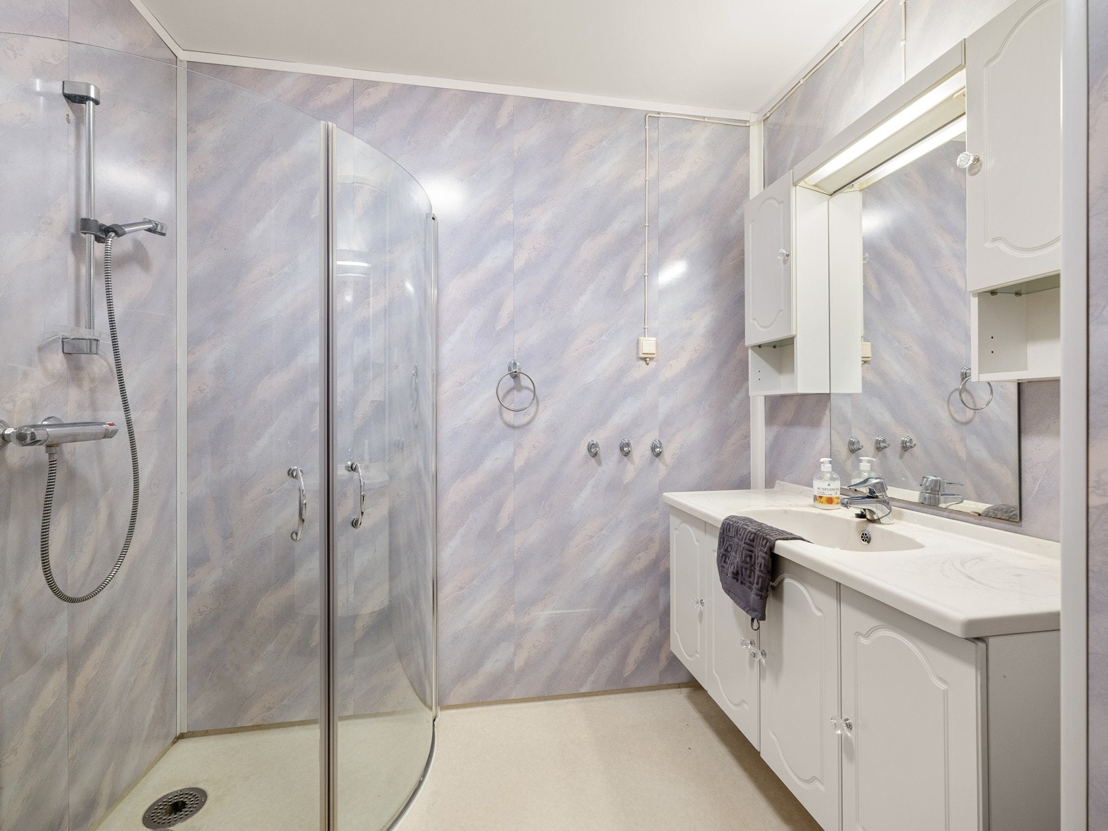 Baderommet er målt til ca. 4,5 kvm. Utstyrt med en romslig baderomsinnredning, rik på oppbevaringsplass og dusjnisje. Galleribilde