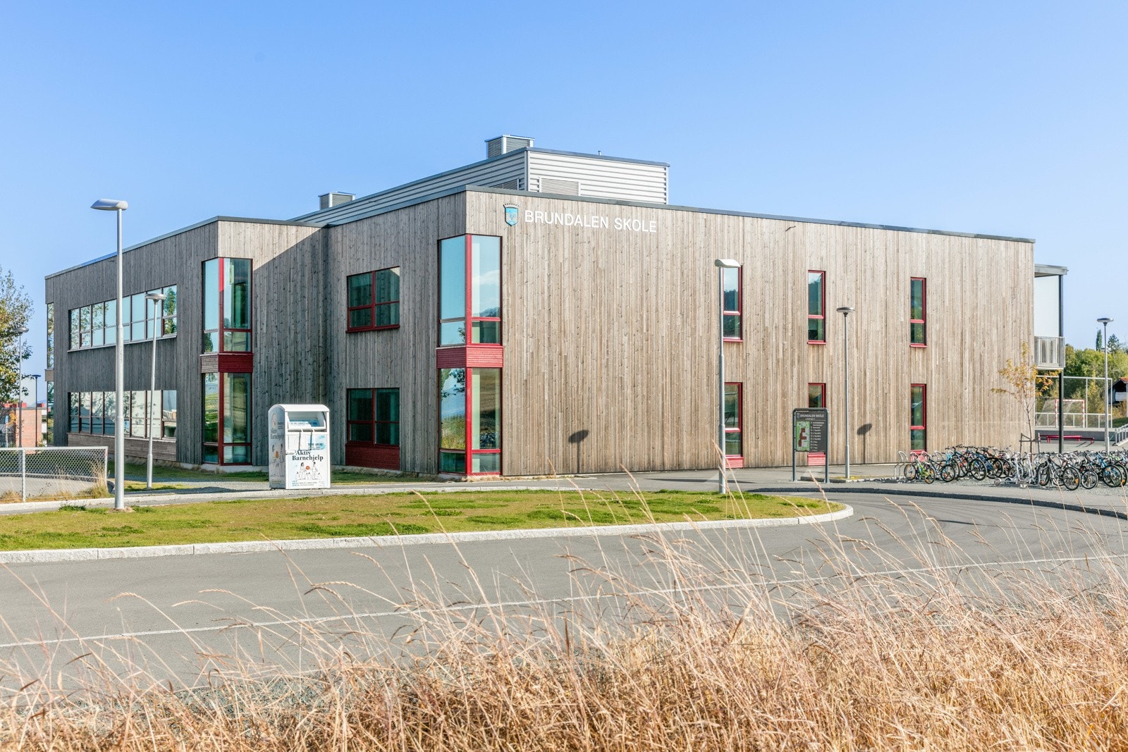 Det er flere barnehager innen umiddelbar nærhet. Her kan nevnes Leistad barnehage, Brundalstunet familiebarnehage og Jakobsli barnehager med to avdelinger. De nærliggende skolene er Brundalen skole med klassetrinn 1-7, og Charlottenlund ungdomsskole. Galleribilde