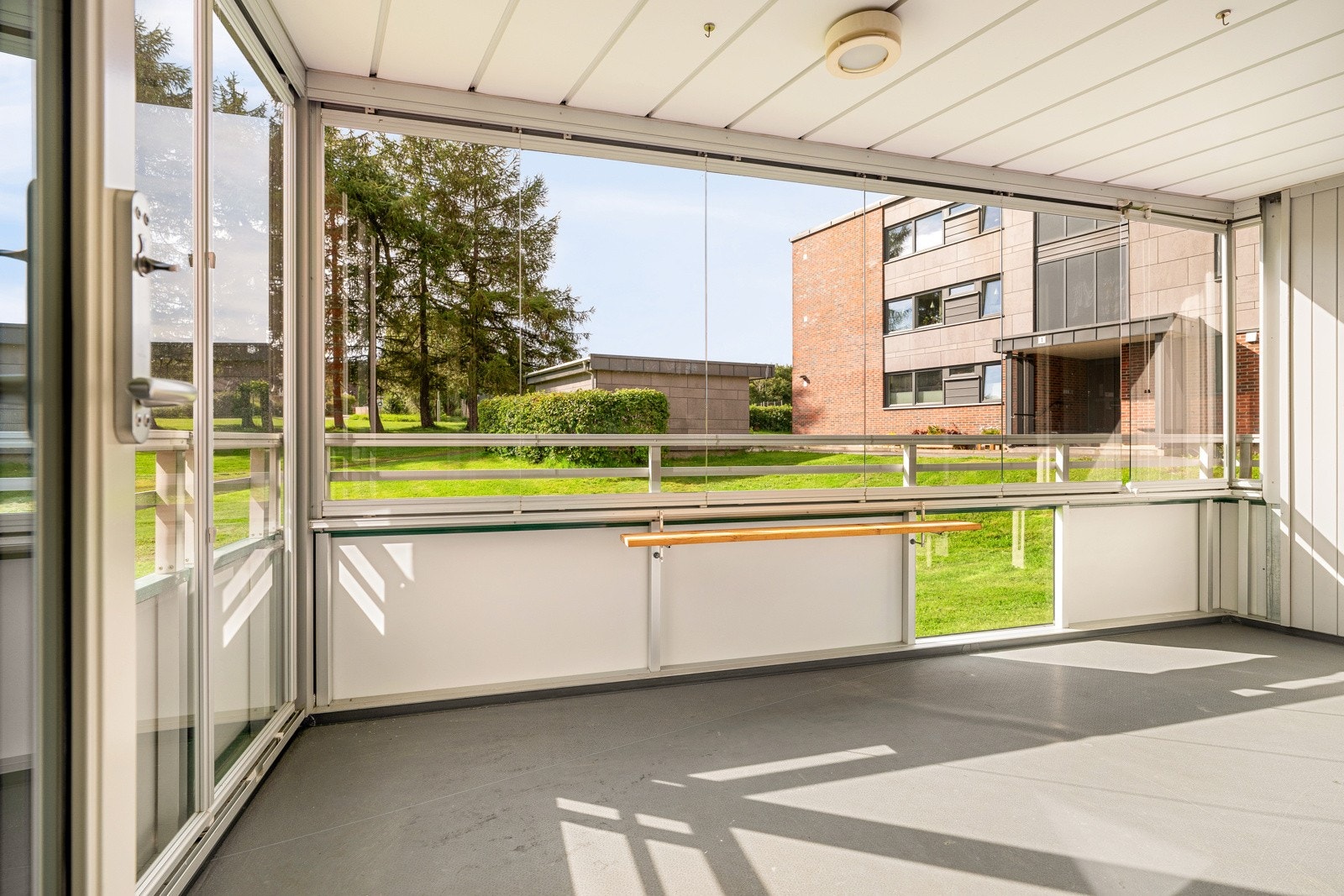 Leiligheten har en god beliggenhet i 1.etasje med sørvendt vending og flott grøntareal like utenfor dørstokken. Galleribilde