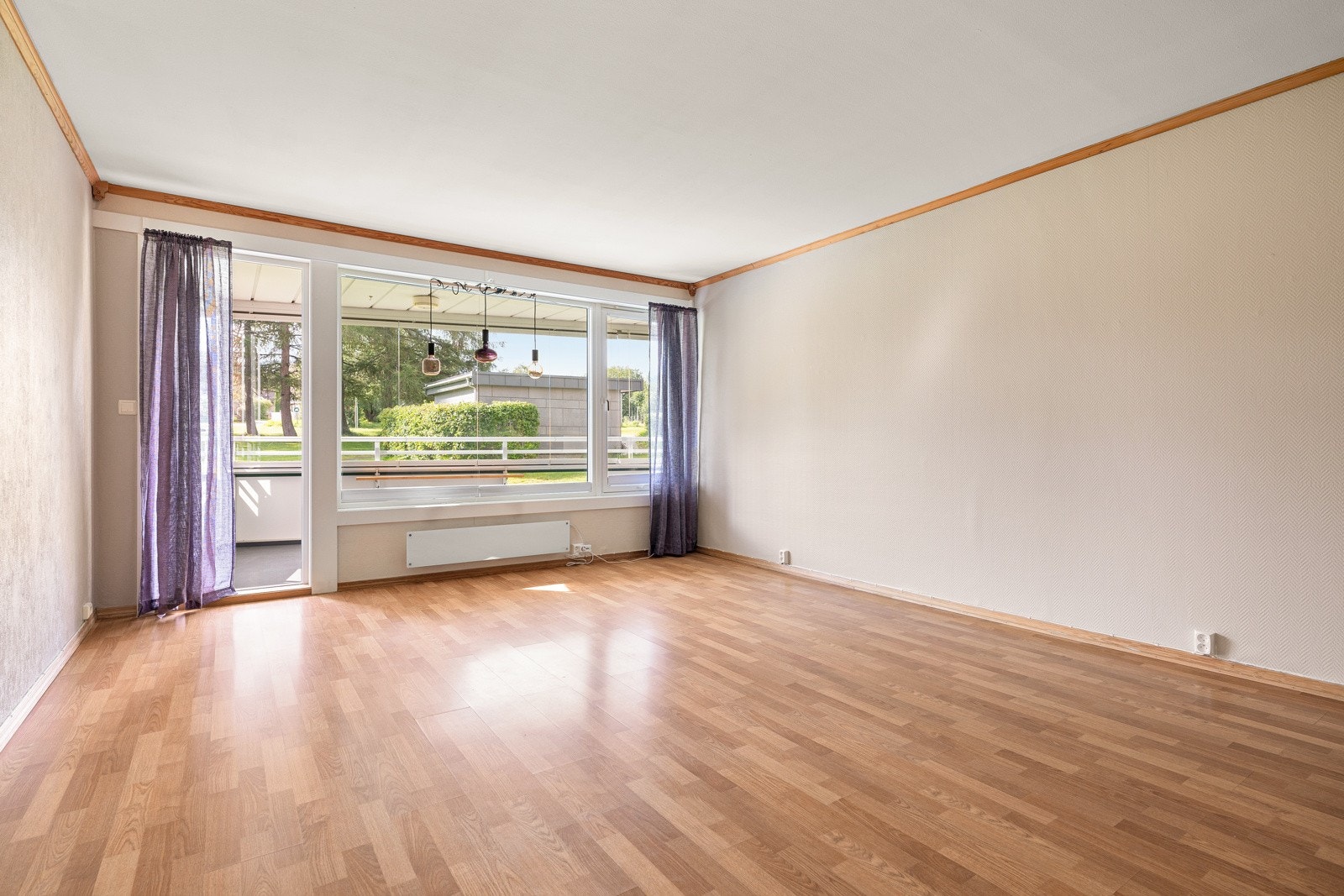 Stuen er av romslig karakter og måler hele 23,5 kvm. Galleribilde