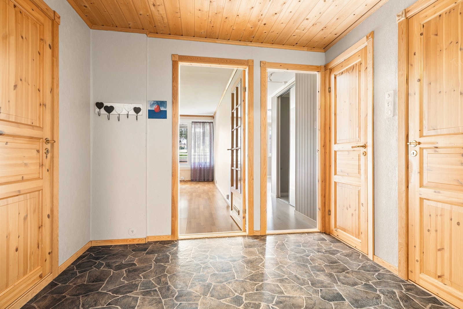 Stor entré/gang med gode oppbevaringsmuligheter for yttertøy og sko. Galleribilde