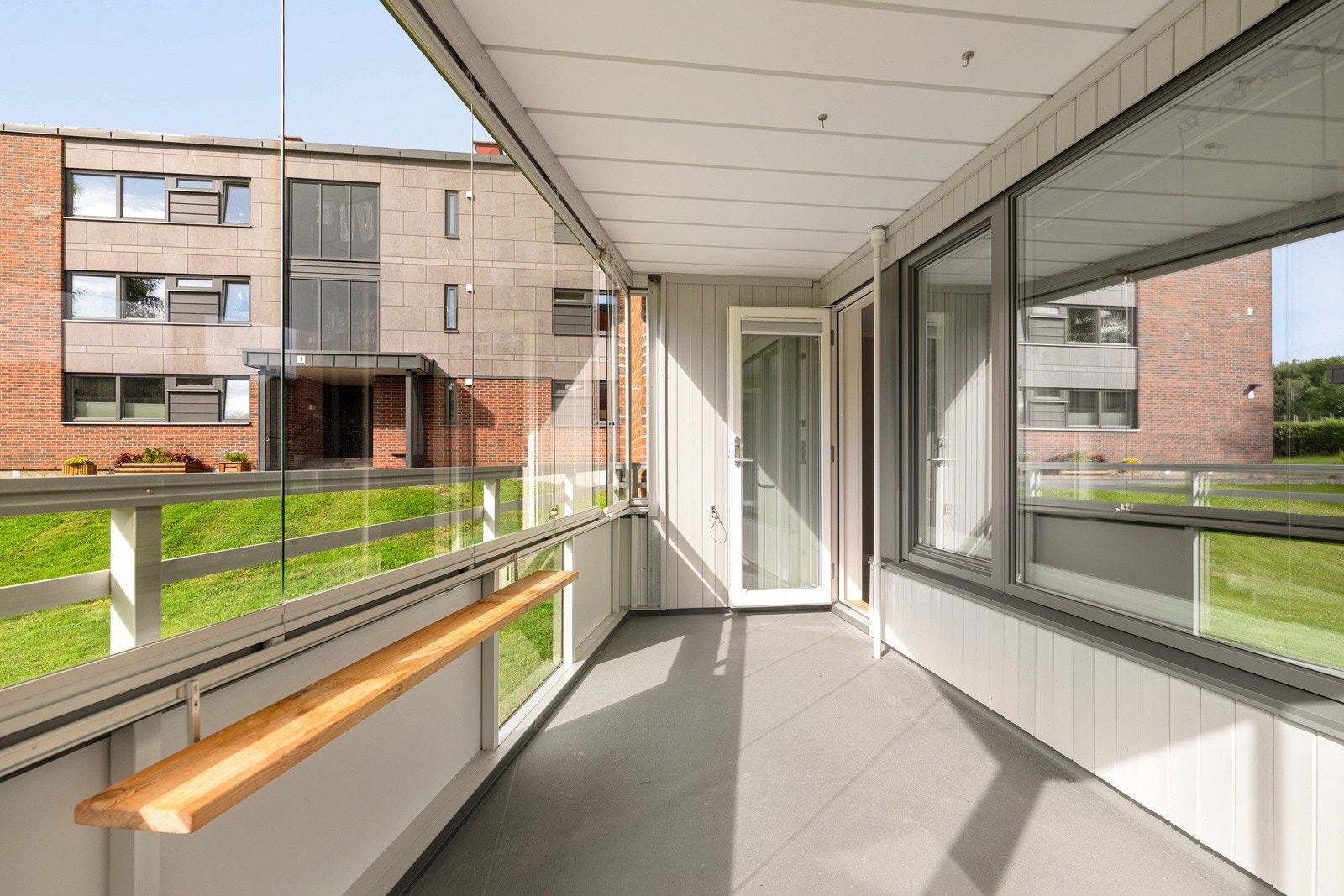 Det at balkongen er innglasset forlenger sesongen og bruken av den, her kan man sitte i le for vær og vind uansett årstid. Galleribilde