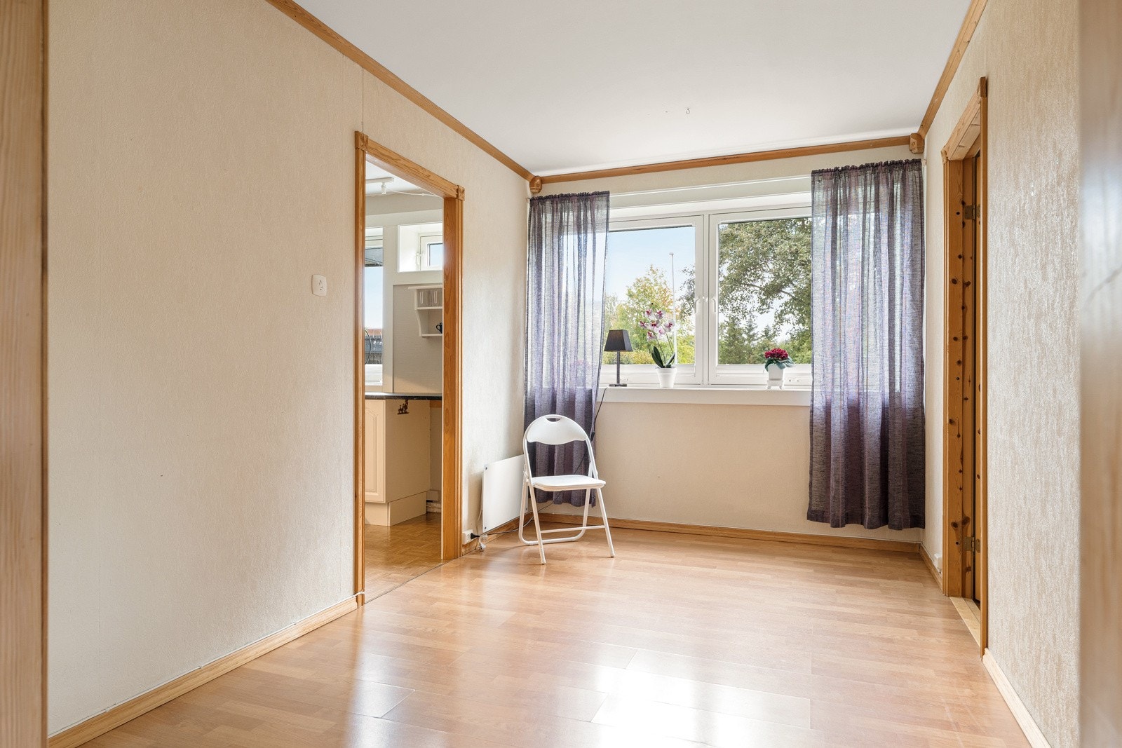 Spisestuen er adskilt fra stuen og rommer ca. 10 kvm. Et ypperlig sted for å samles til familiemiddagen. Galleribilde