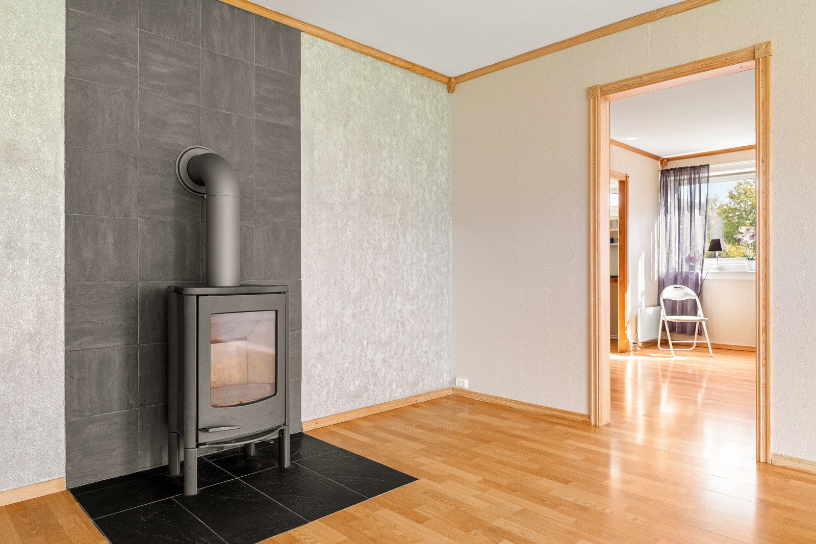 I stuen er det også etablert vedovn som står for lun og behagelig varme på kjølige vinterkvelder. Galleribilde