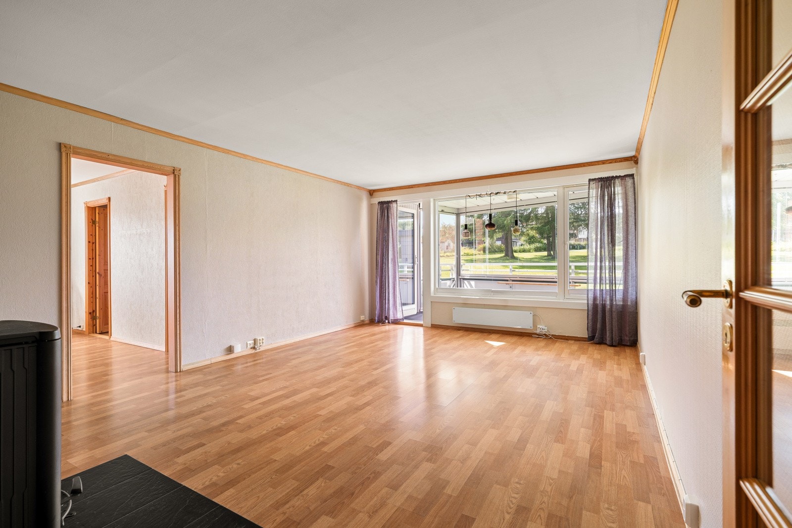 Stuens størrelse gir plass til både spisebord, sofagruppe og ytterligere møblering. Galleribilde