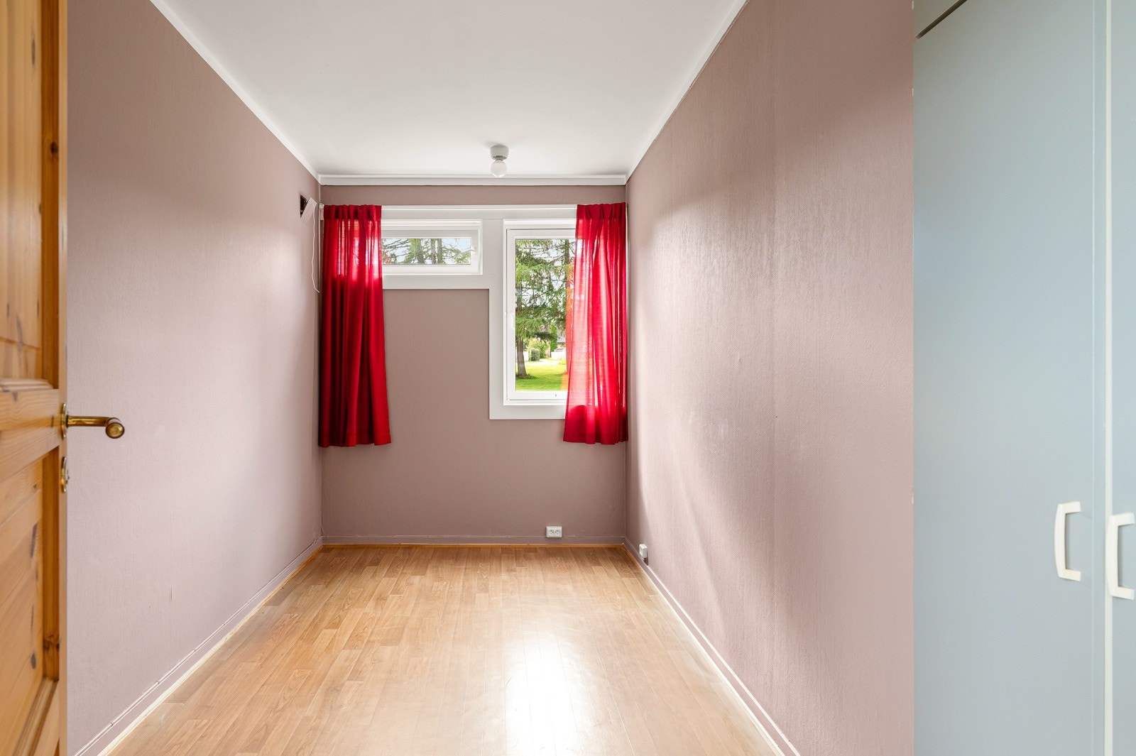 Soverom 2 målt til 9 kvm. Passer fint som barnerom eller gjesterom. Galleribilde