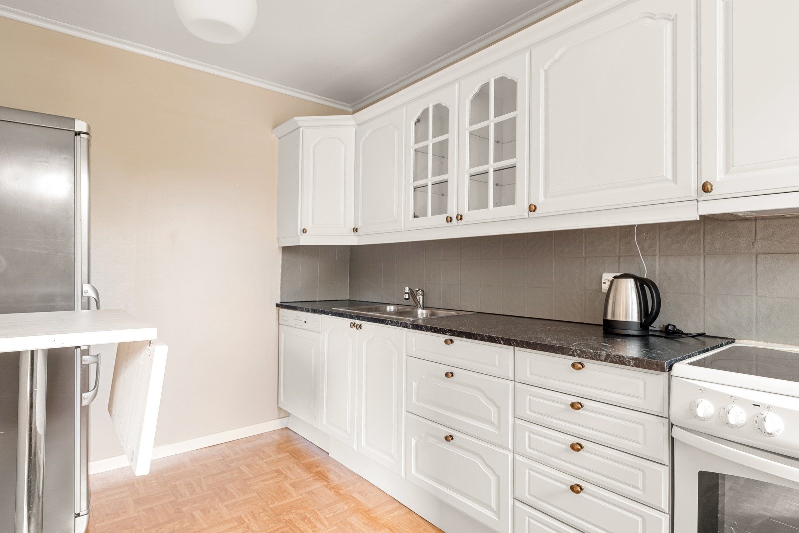 Det er utstyrt med komfyr, mekanisk avtrekk, oppvaskmaskin og kjøleskap, ikke integrert. Galleribilde