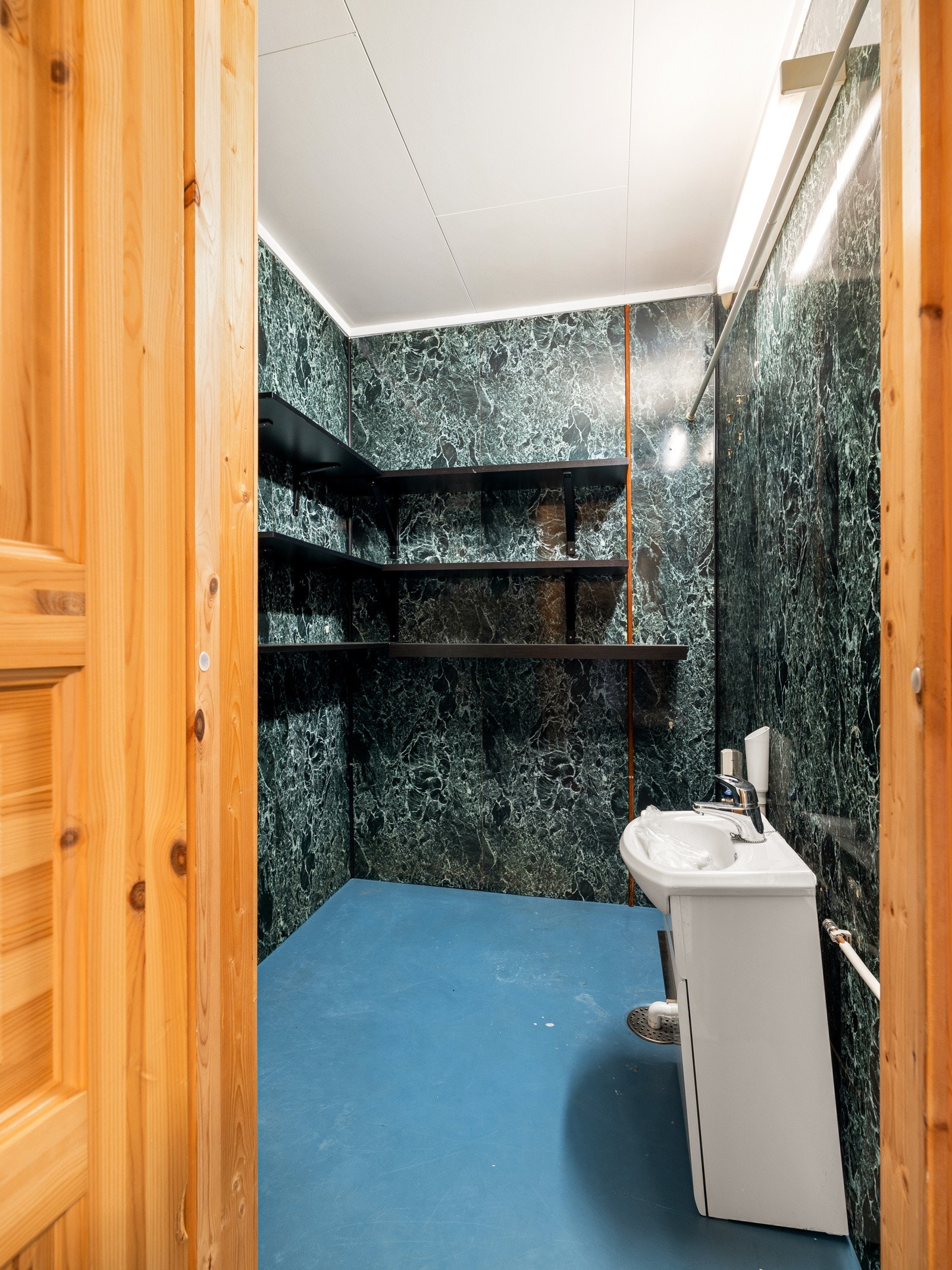 Vaskerom med god oppbevarings- og lagringsplass, innredet med opplegg for vaskemaskin. Galleribilde