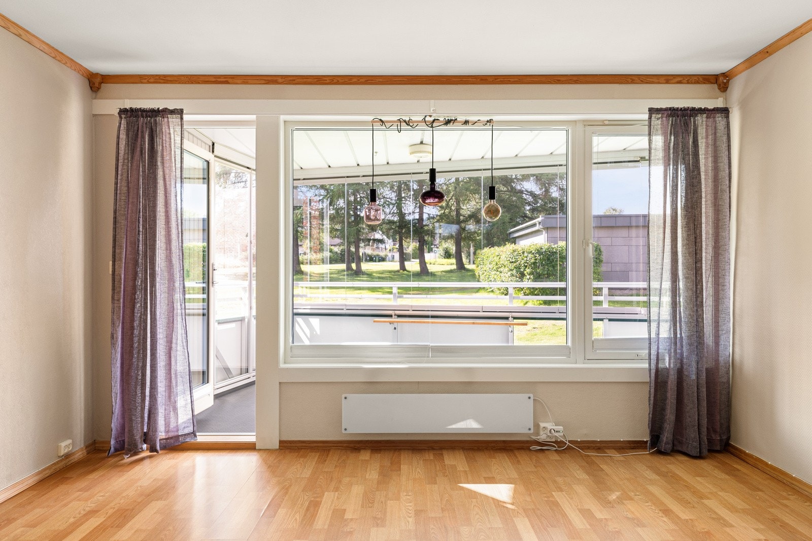 Rommet oppleves lyst og luftig med store vinduer ut mot balkong som slipper godt med naturlig lys. Galleribilde