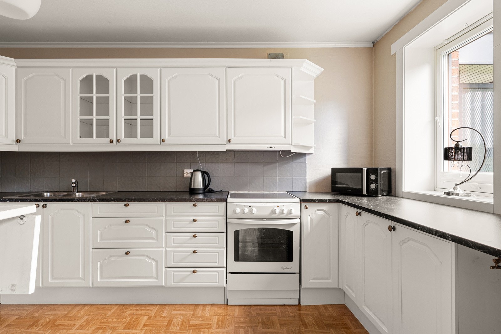 Kjøkkenet i leiligheten er av praktisk og målt til ca. 10 kvm. Galleribilde