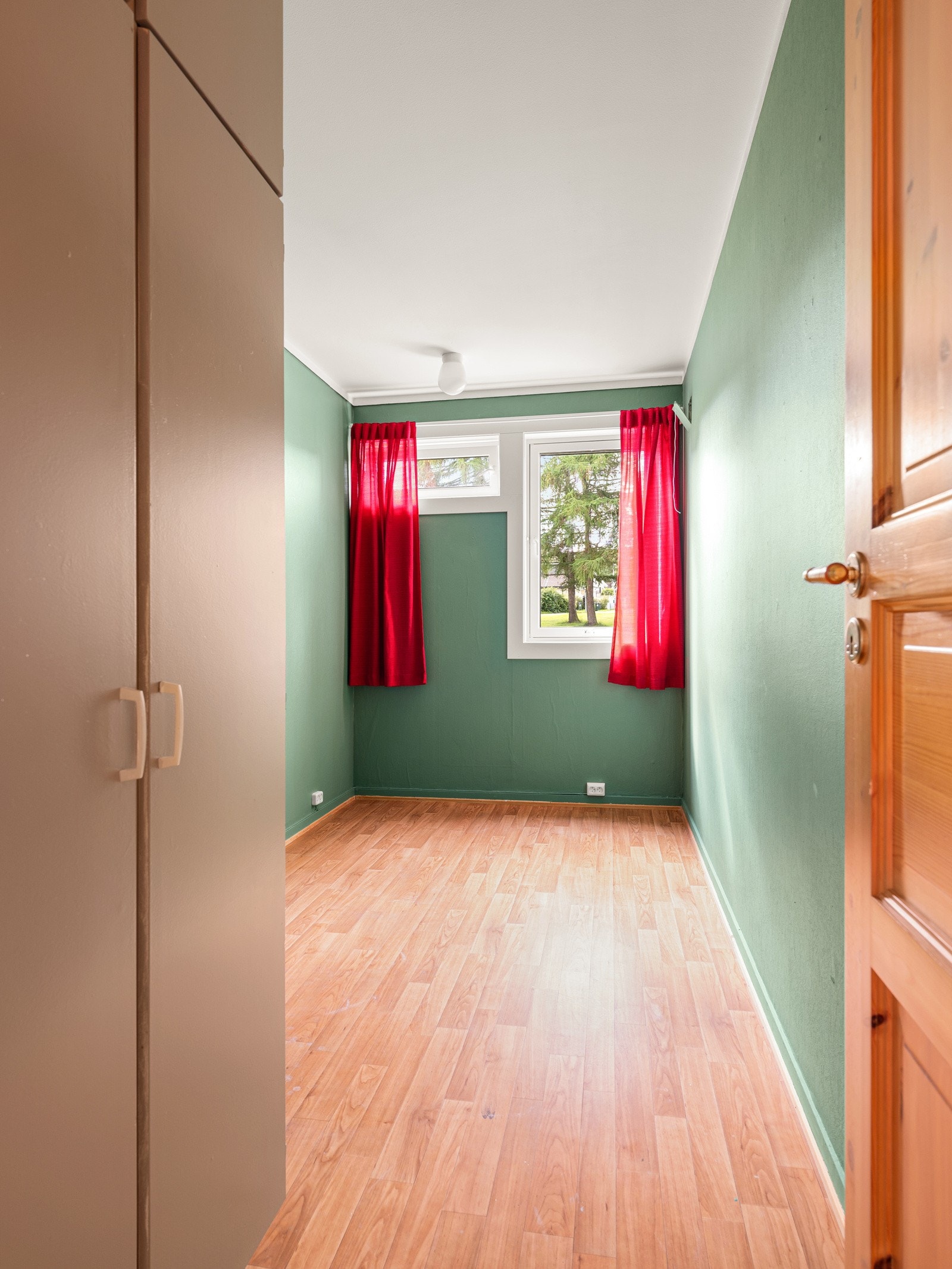 Soverom 3 målt til ca. 7,5 kvm. Plassbygd garederobeløsning. Galleribilde