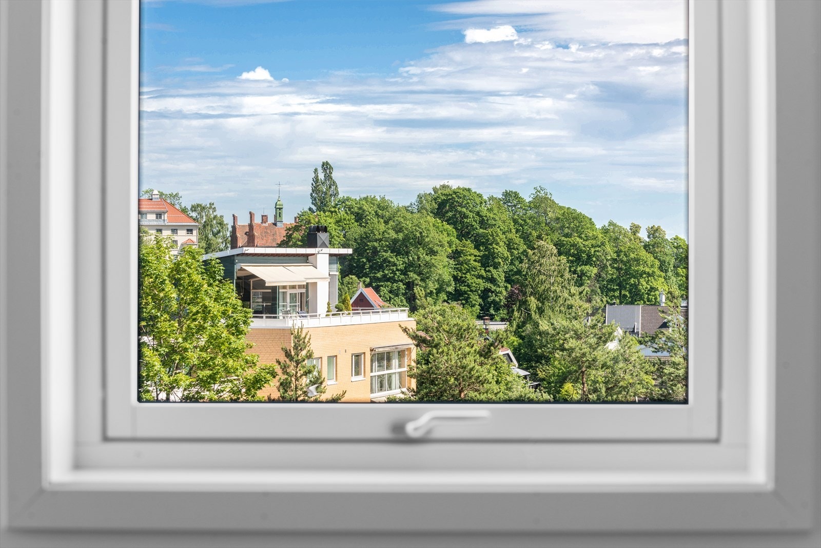 Utsyn fra soveromsvindu. Galleribilde